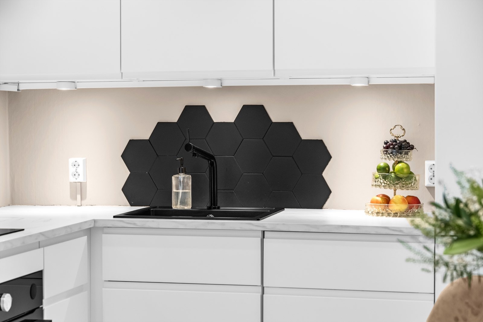 Det er installert automatisk lekkasjestopper med magnetventil og føler i kjøkkenbenk under kum. Galleribilde