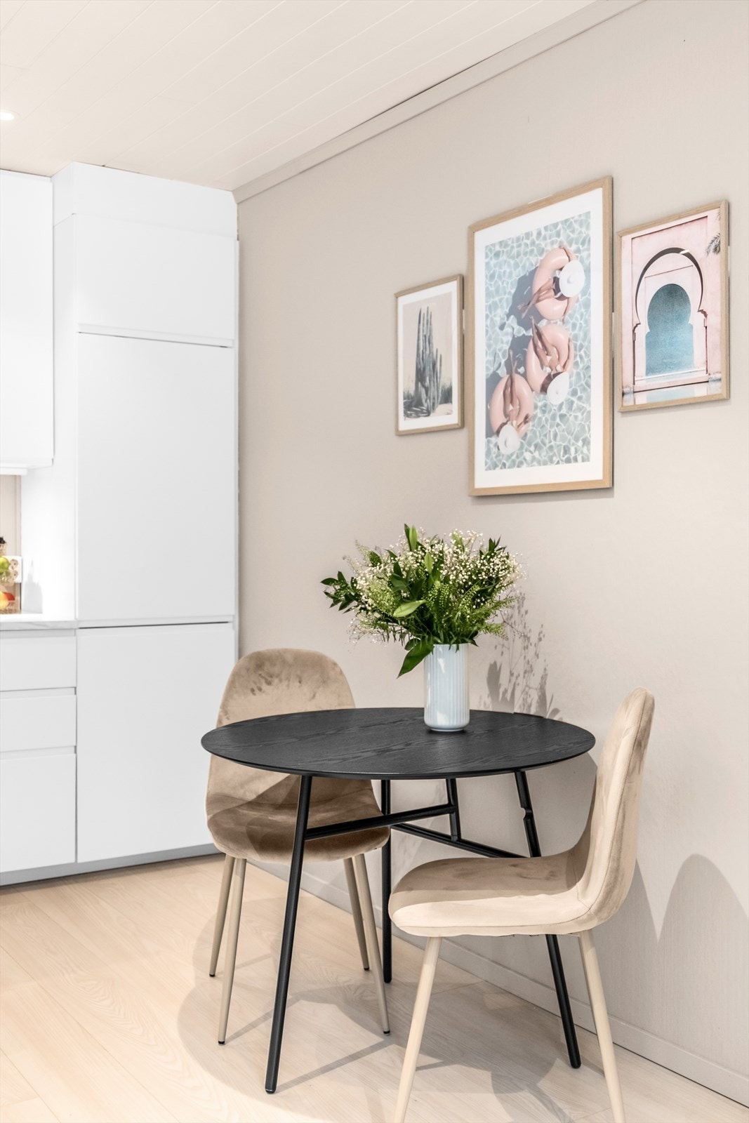 Her har du fin plass til en hyggelig spisegruppe. Galleribilde