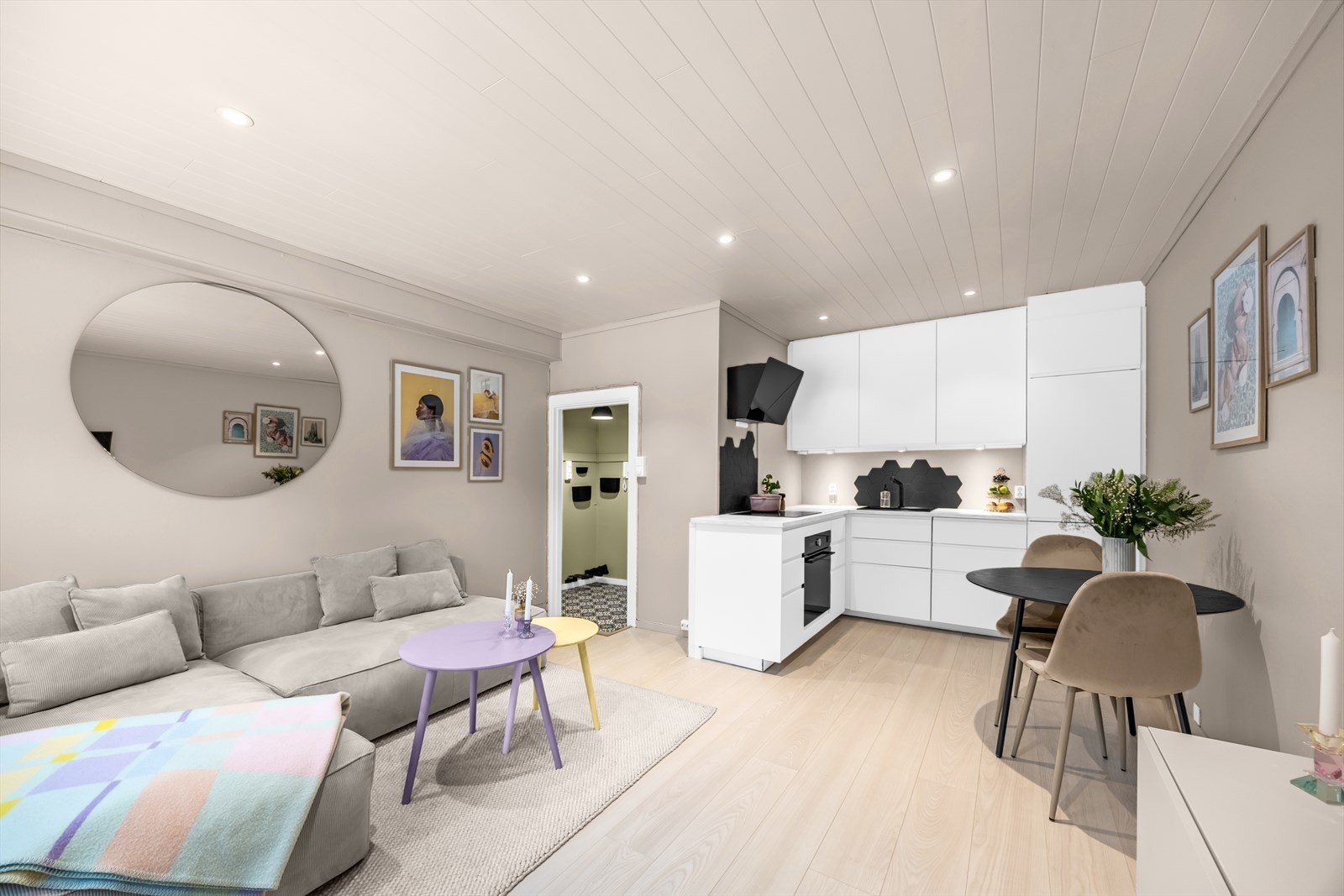 Boligen er tilknyttet vannbåren varme via radiatorer. Galleribilde