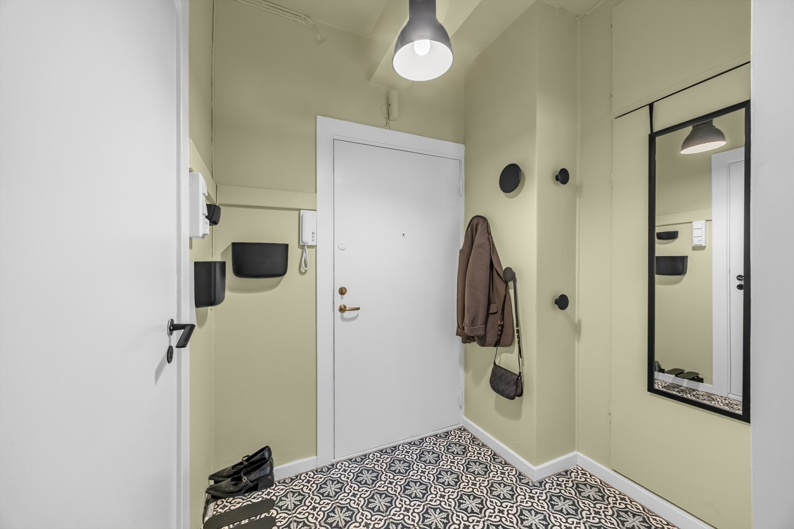 Du ønskes velkommen inn til en lys og romslig entrè med plass til å henge fra yttertøy og legge fra seg sko. Galleribilde