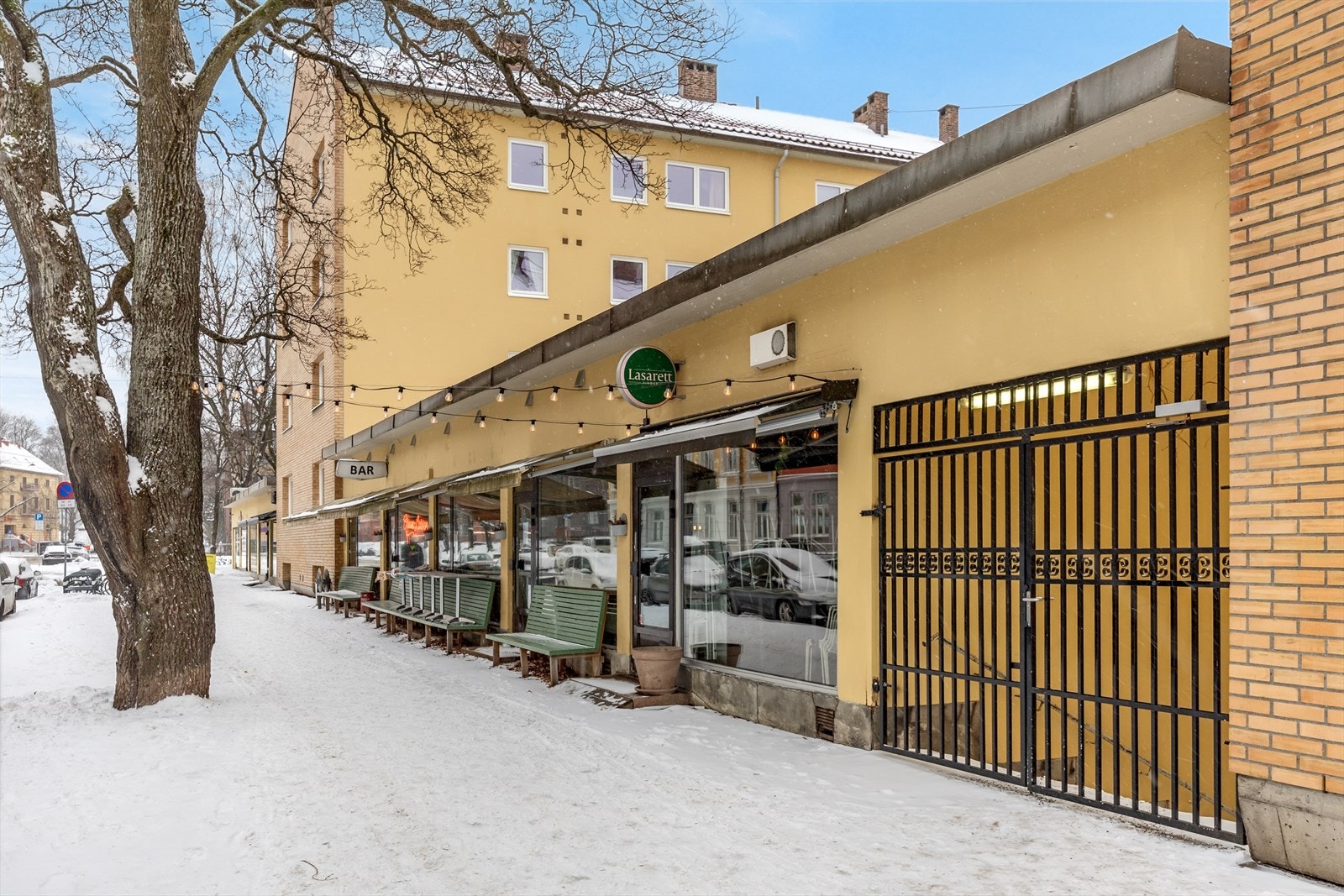 Lasarett er en liten avslappet vinbar på ca. 30 kvm som holder til på Torshov, med 23 sitteplasser. Galleribilde