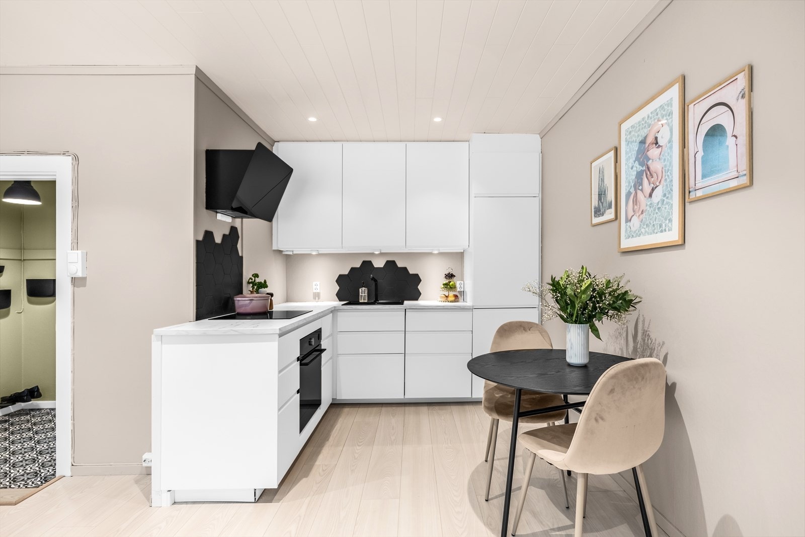 Moderne kjøkkeninnredning fra 2020 med under-/overskap, slette fronter, benkeplater av laminat med nedfelt kum i kompositt e.l. og ett-greps blandebatteri. Galleribilde