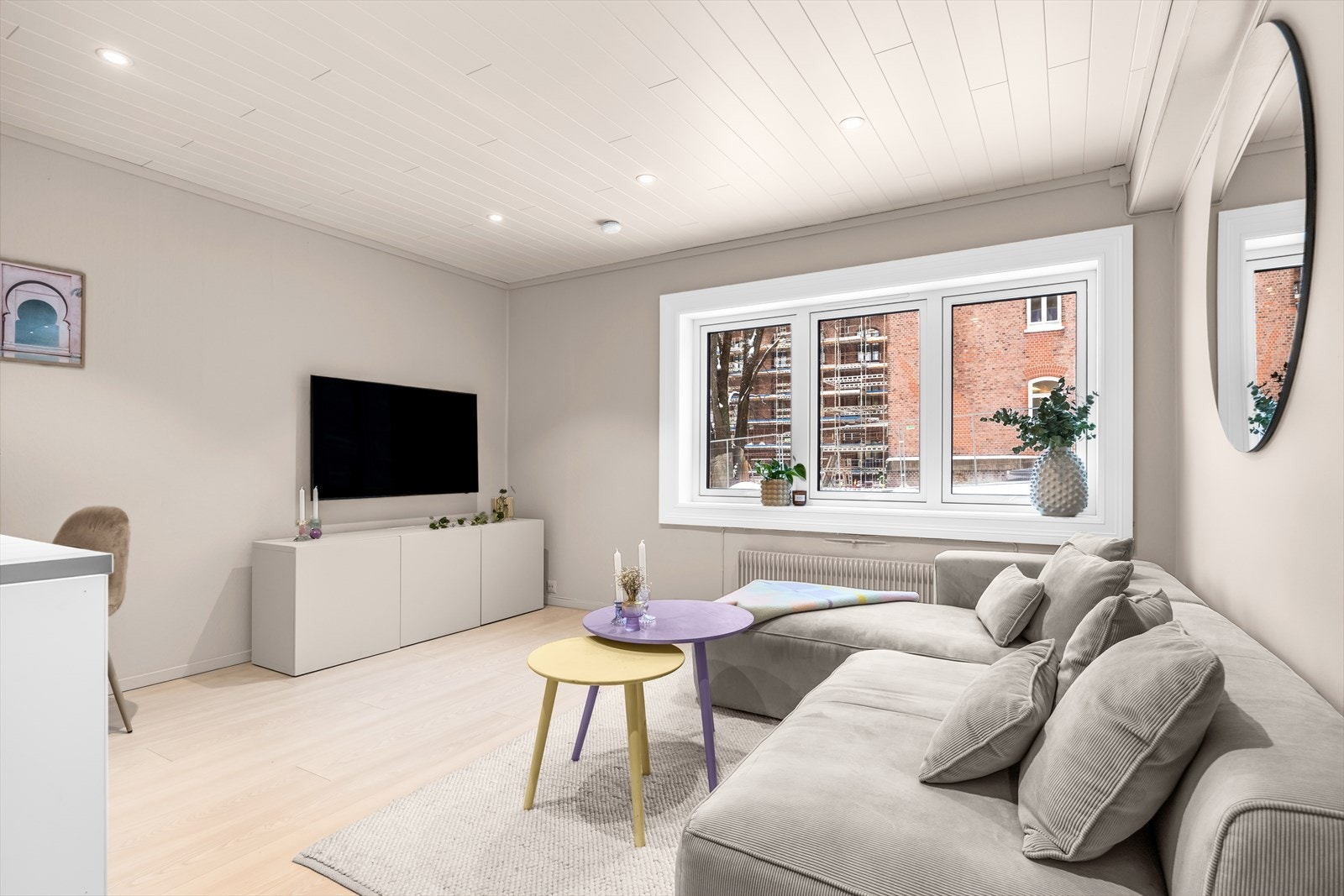 Rommet har store vindusflatene som slipper inn rikelig med naturlig lys, og gir en god atmosfære i leiligheten. Galleribilde