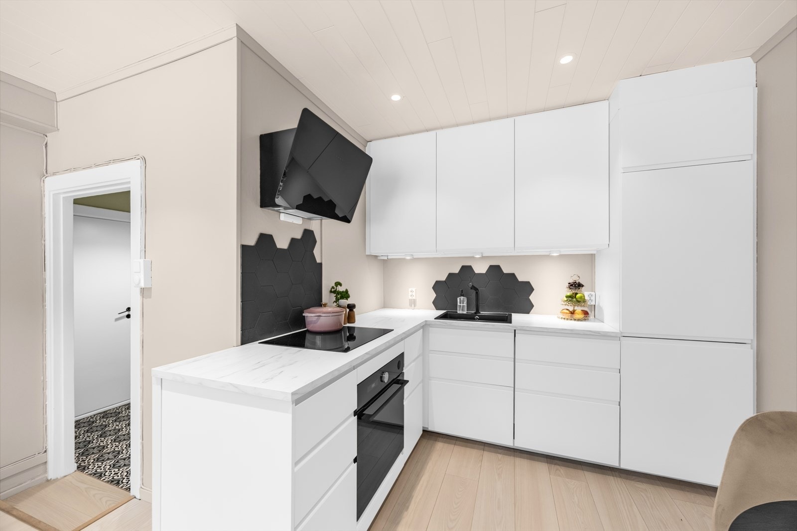 Kjøkkenet er funksjonelt utformet med god skap- og benkeplass som gjør det enkelt å tilberede hvert måltid. Galleribilde