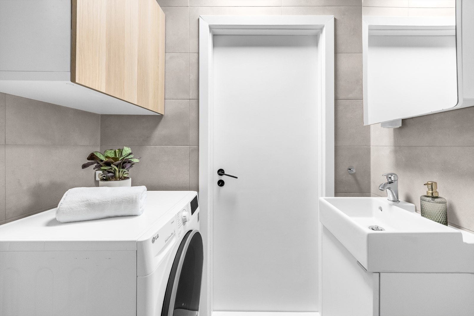 Det er vannforsyning for vaskemaskin, men ikke eget avløpsrør. Ved bruk av vaskemaskin må avløpsslangen fra maskinen legges ned i sluket. Galleribilde