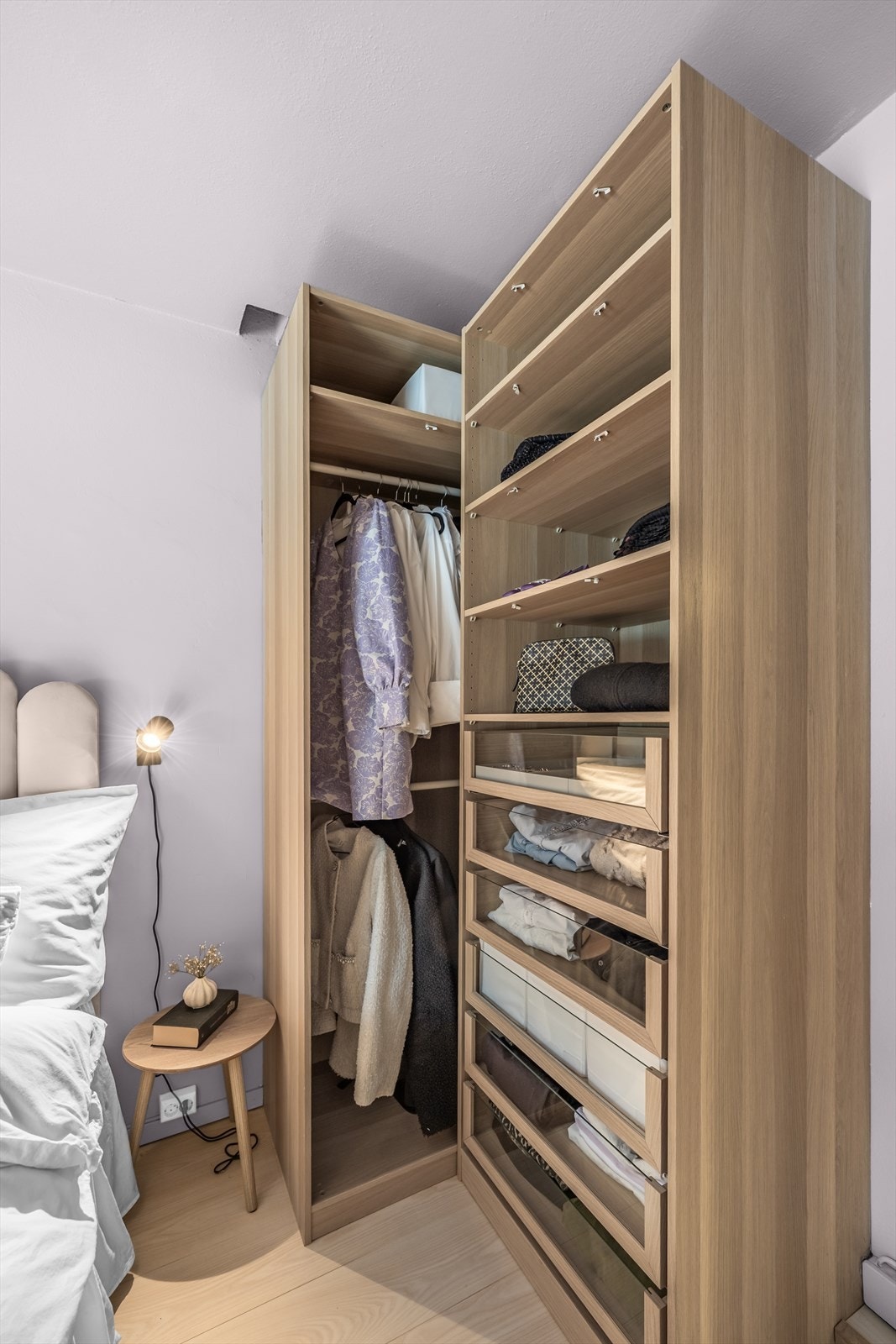 Her har du plass til et garderobeskap som optimaliserer lagringsplassen, i tillegg så disponerer leiligheten 2 boder. Galleribilde