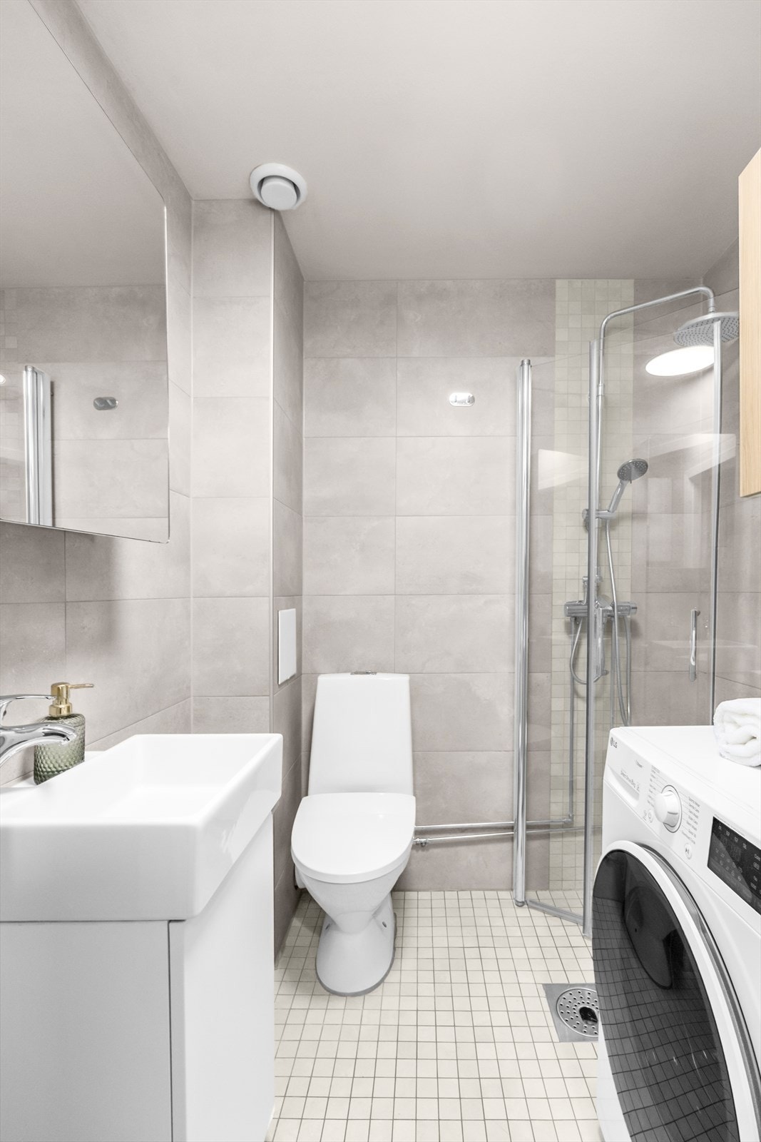 Det er elektriske varmekabler i gulv. Galleribilde