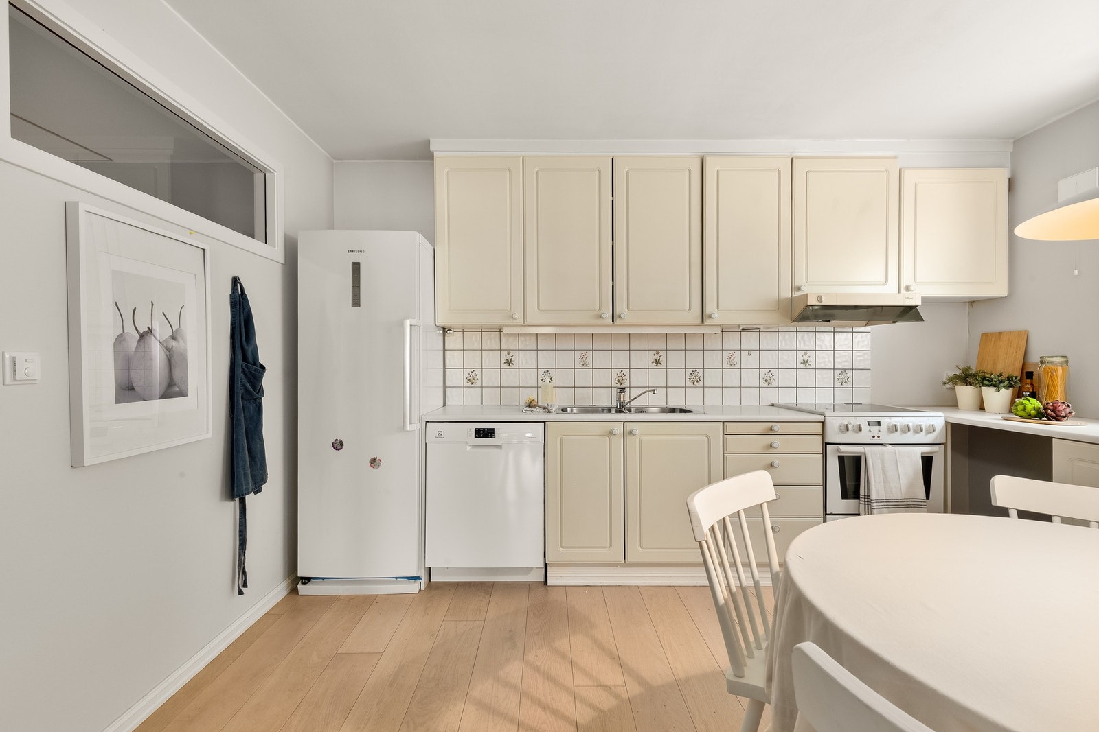 Her er det rikelig med skap- og benkeplass, og hvitevarer følger med i handelen Galleribilde