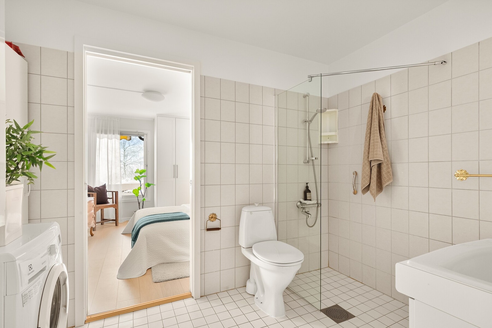 Badet er fra 1989 og har flislagte overflater på både vegger og gulv. Galleribilde