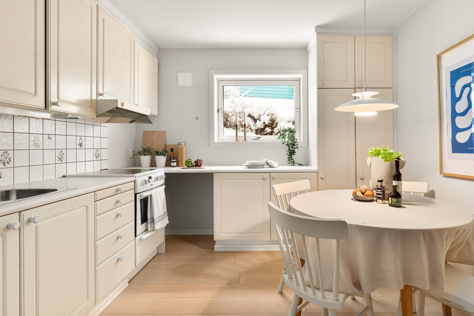 Den nedfelte stålvasken og mekanisk avtrekksanlegg gjør matlaging og rengjøring praktisk. Galleribilde