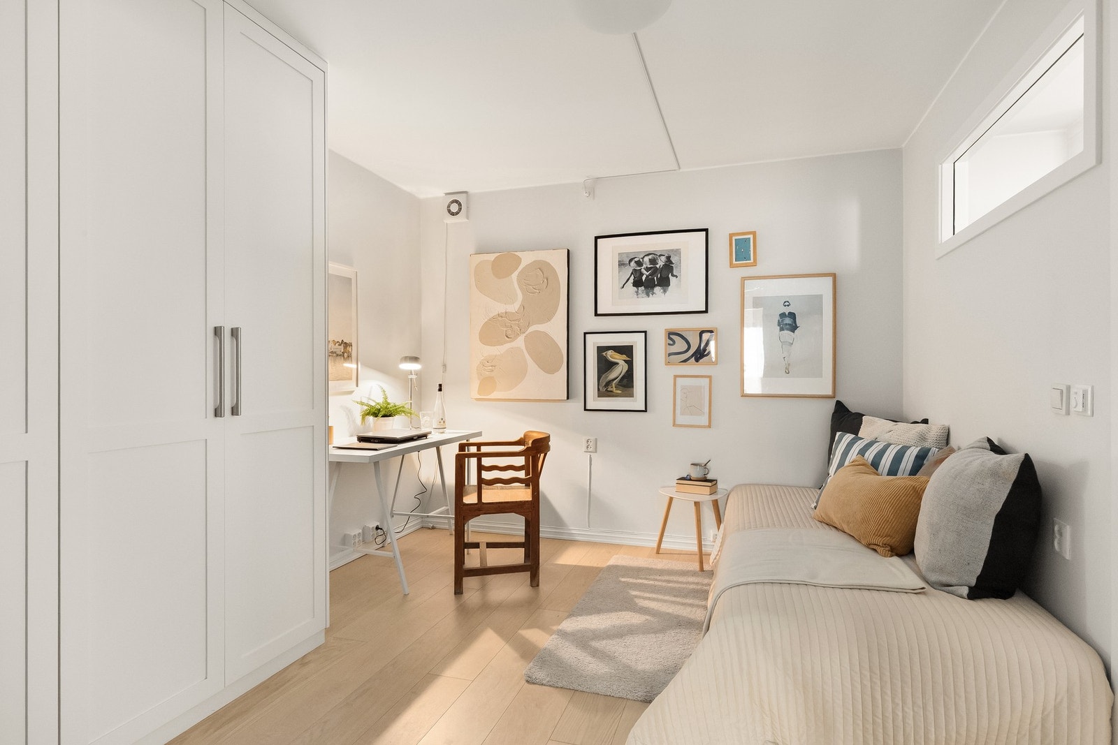 Bod/kontor har også tilpassede garderobeskap fra Elen møbelstudio fra 2015. Galleribilde