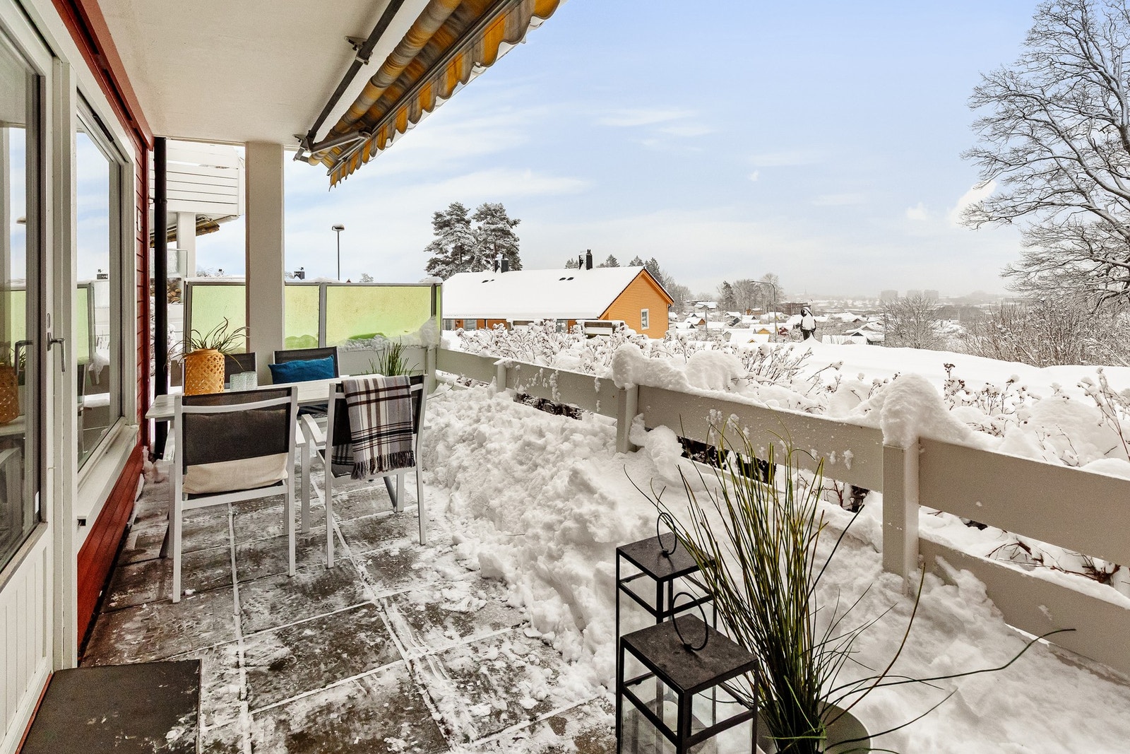 Den sydvestvendte terrassen på 12 kvm har betongheller og markise. Galleribilde