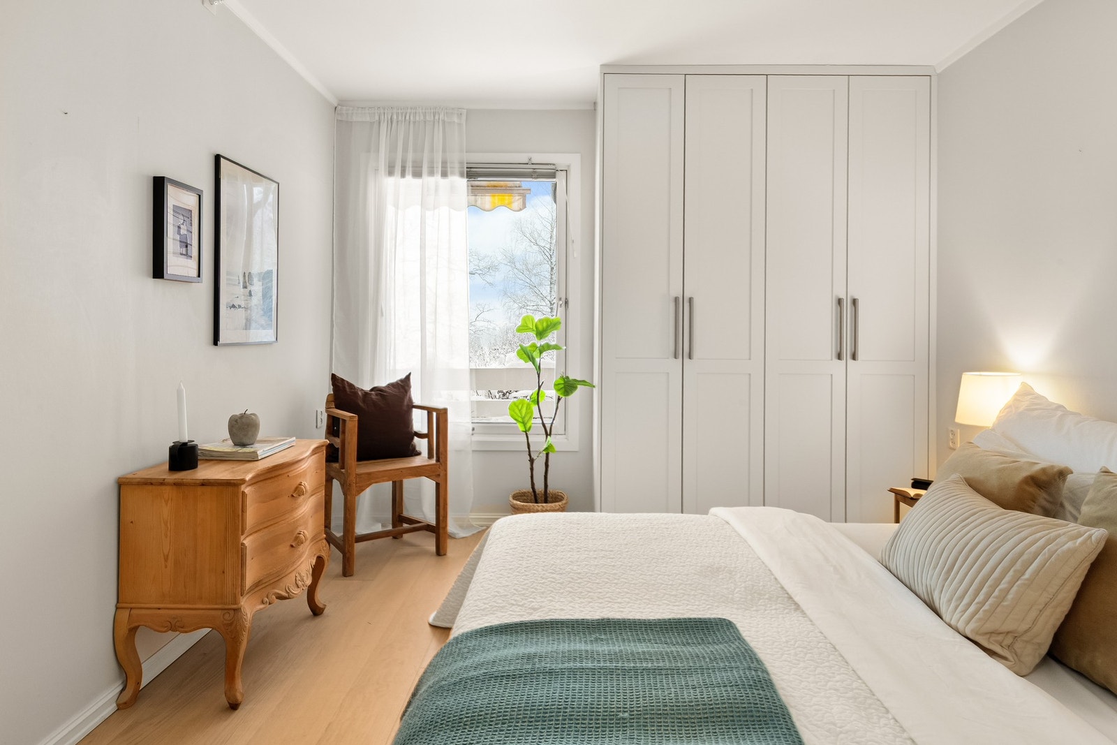 Begge soverommene har god plass til seng, nattbord og tilpassede garderober fra Elen møbelstudio fra 2015. Galleribilde