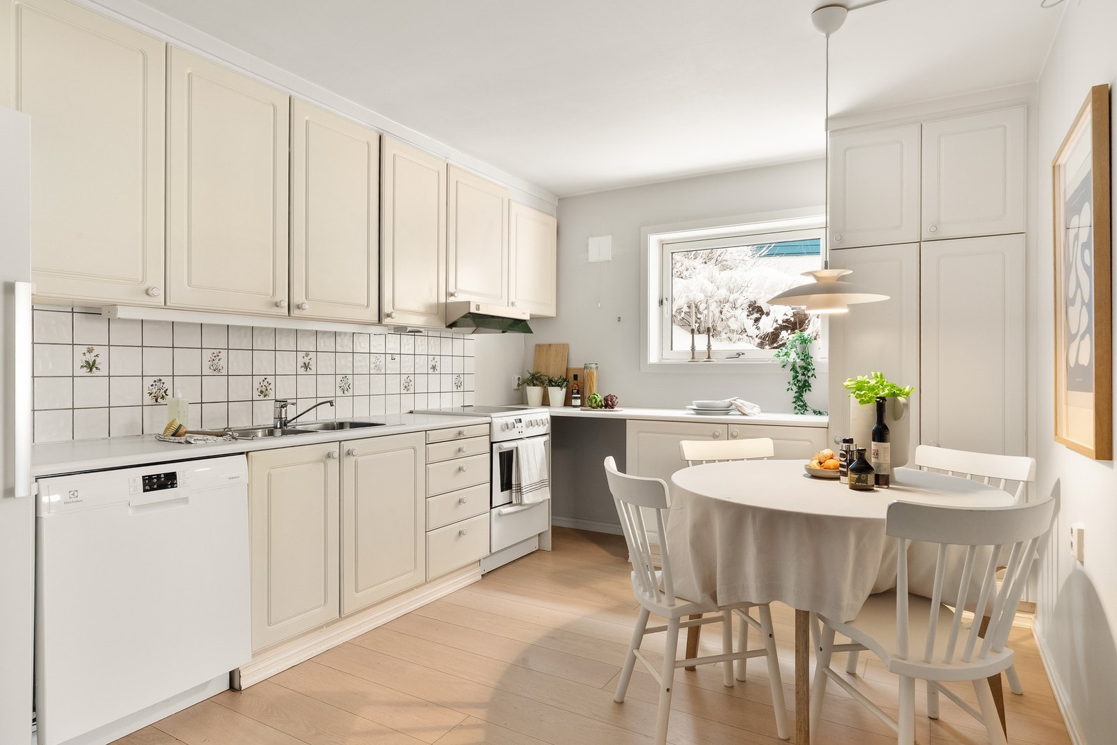 Kjøkkenet har eldre, men funksjonell innredning med profilerte fronter og laminat benkeplate. Galleribilde