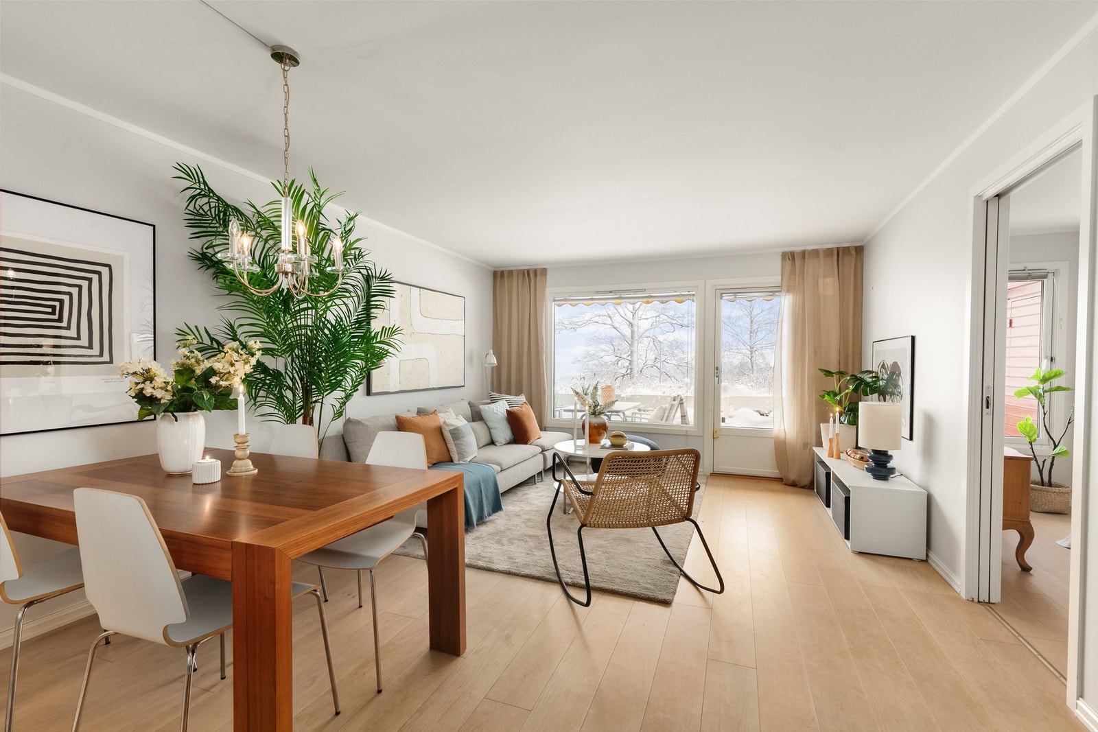 Slette, malte vegger skaper et moderne og lettstelte uttrykk. Her er det god plass til både sofaseksjon, diverse møblement og spisebord. Galleribilde