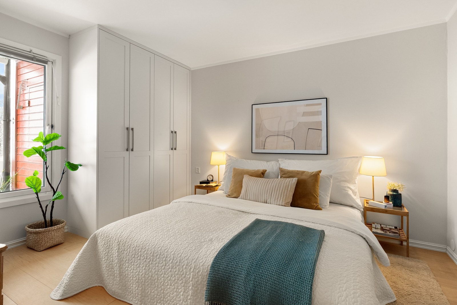 Boligen har to romslige soverom med inngang til badet fra begge rom, som gir en praktisk løsning. Galleribilde