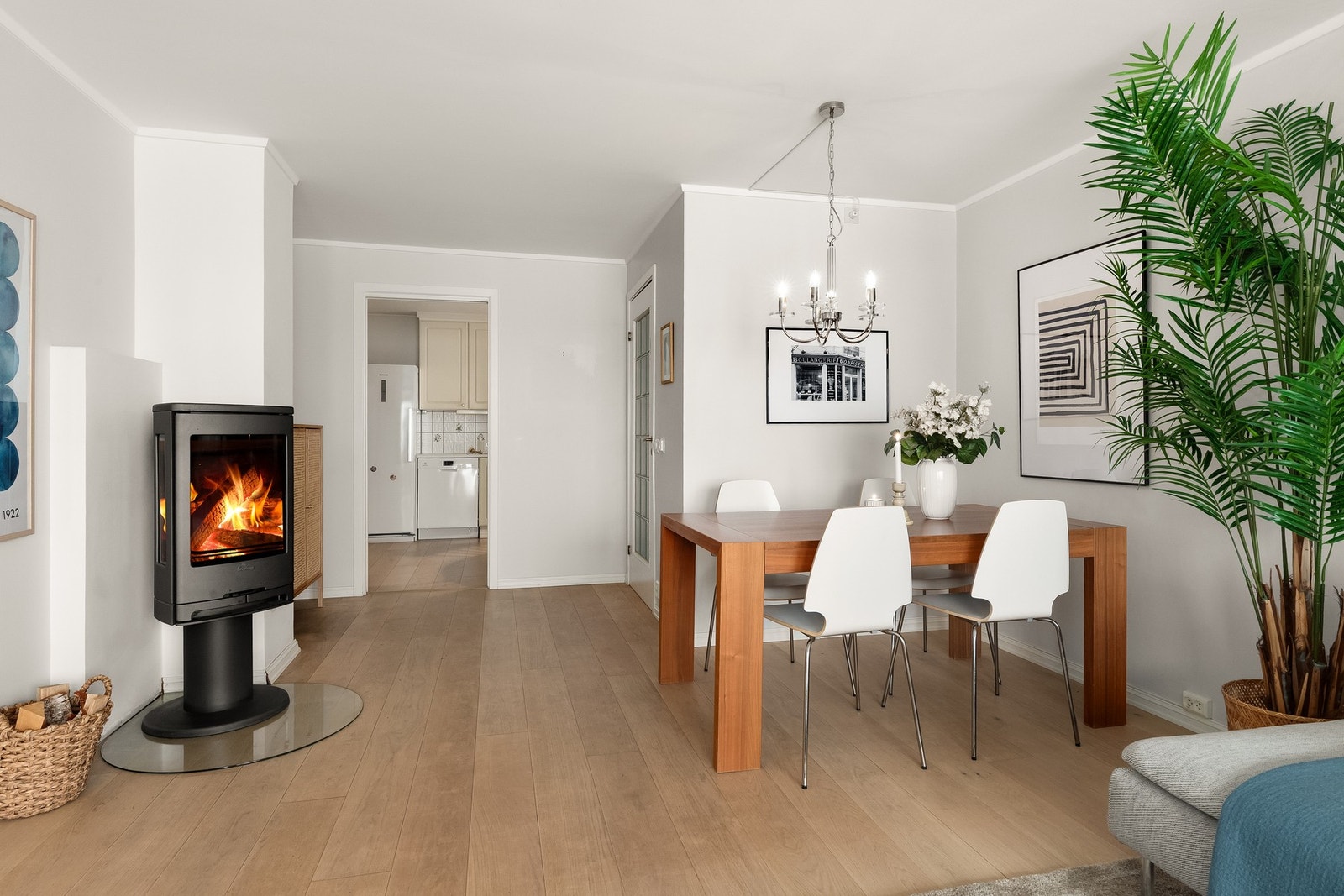 Stuen er lys, luftig og innbydende med laminatgulv og varme i alle gulv fra 2015, som gir en behagelig temperatur året rundt. Galleribilde