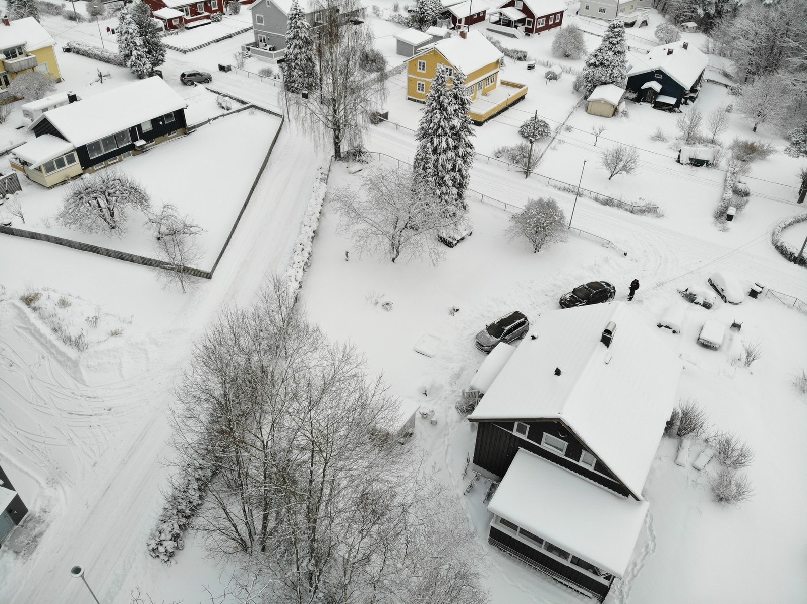 Området er for det meste bebygd med bolighus. Bergheim eldresenter ligger i umiddelbar nærhet. Galleribilde