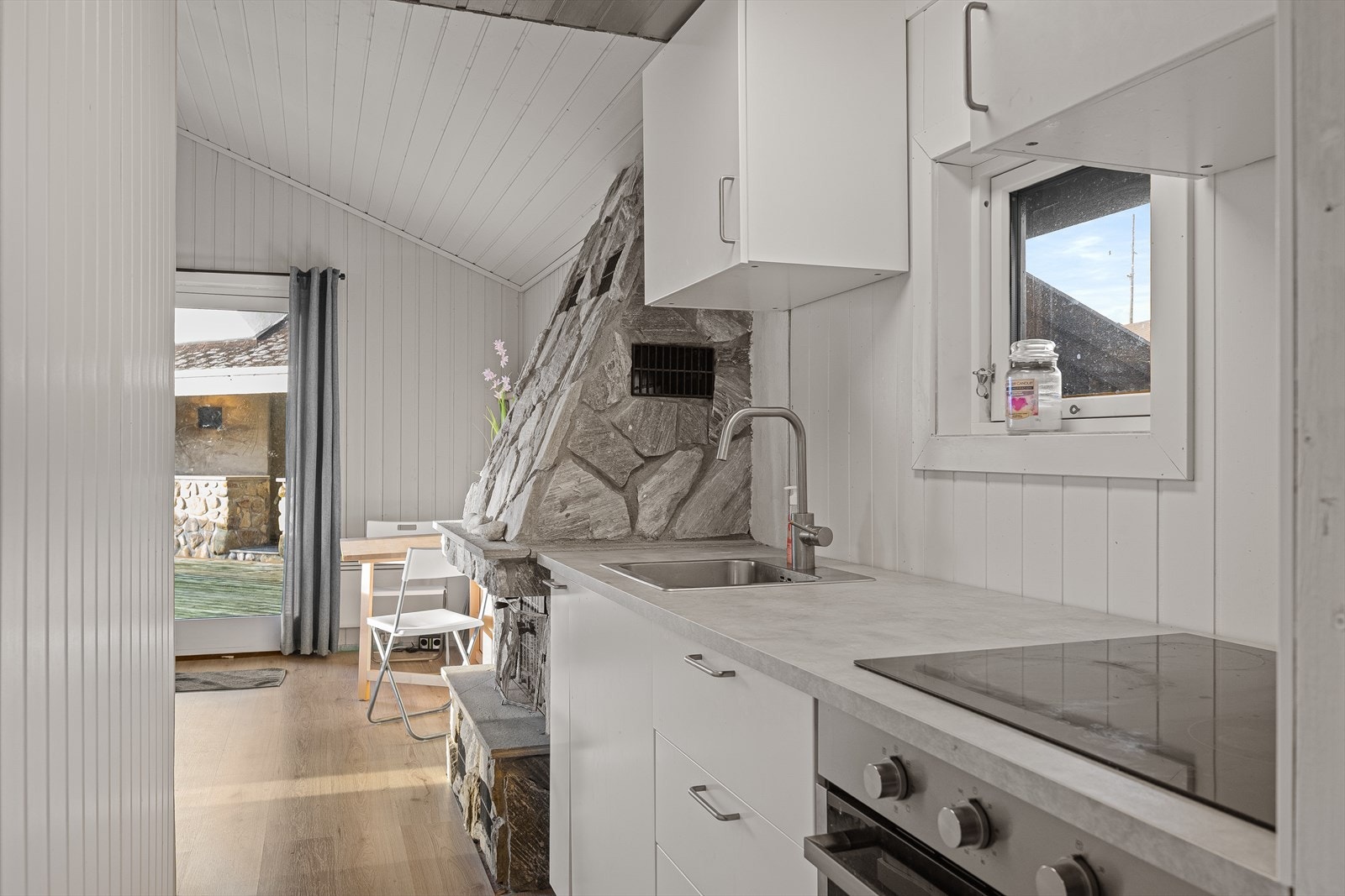 Stue med kjøkkenkrok. Galleribilde