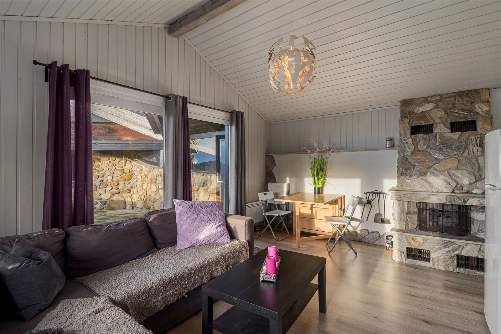 Stue i gammel del av fritidsboligen. Galleribilde