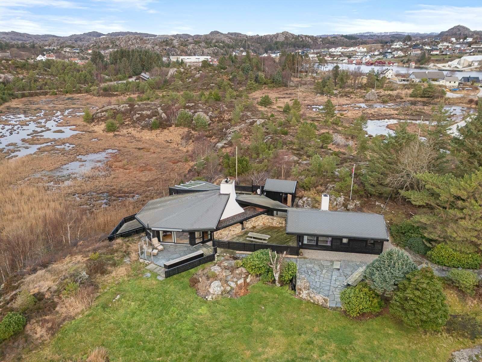 Tomt på 4.180 kvm. Naturtomt som er opparbeidet med flott lødde steinmurer og skifterlagte uteplasser i tillegg til plen, vei/parkering, terrasser og vintergrønn beplantning. Galleribilde