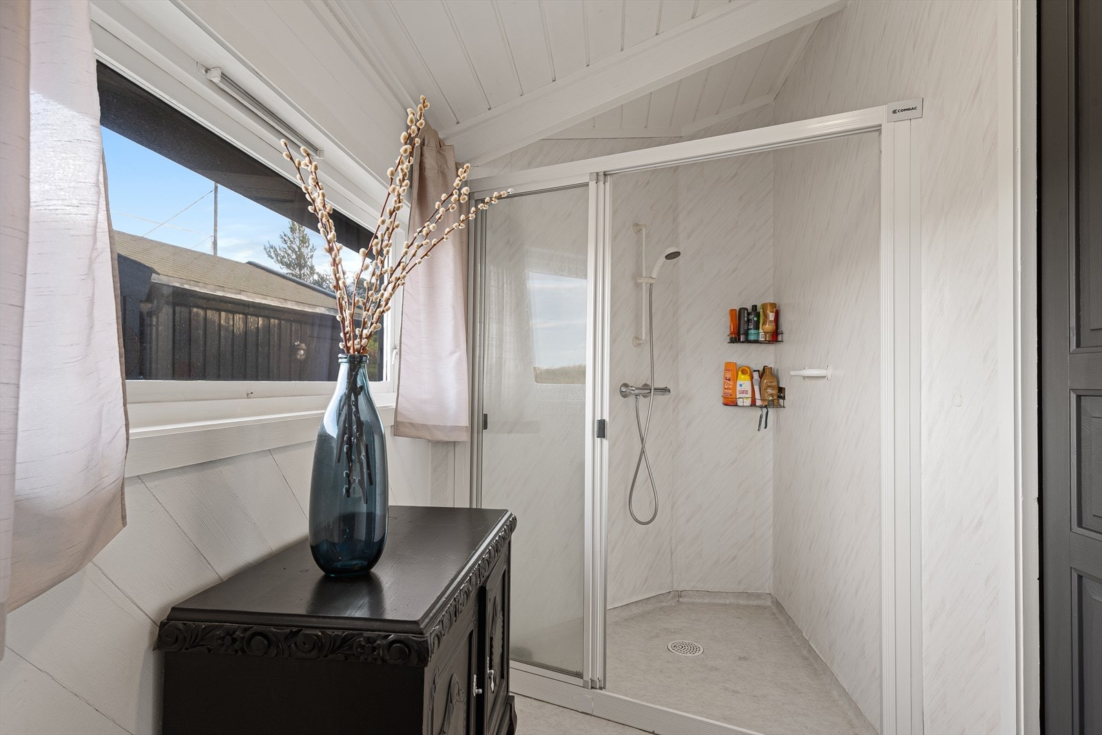 Bad med dusj. Galleribilde