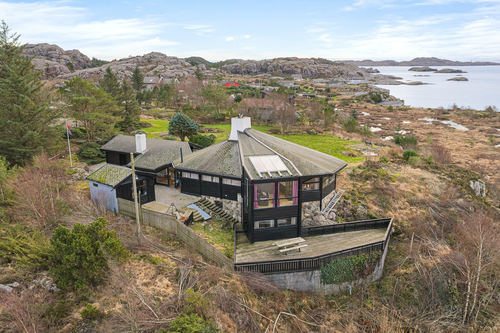 Eiendommen ligger på Hellvik, et nydelig tettsted ved havet. Med sin vakre natur og kystlinje er Hellvik et flott sted for de som elsker roen og skjønnheten i naturen. Galleribilde
