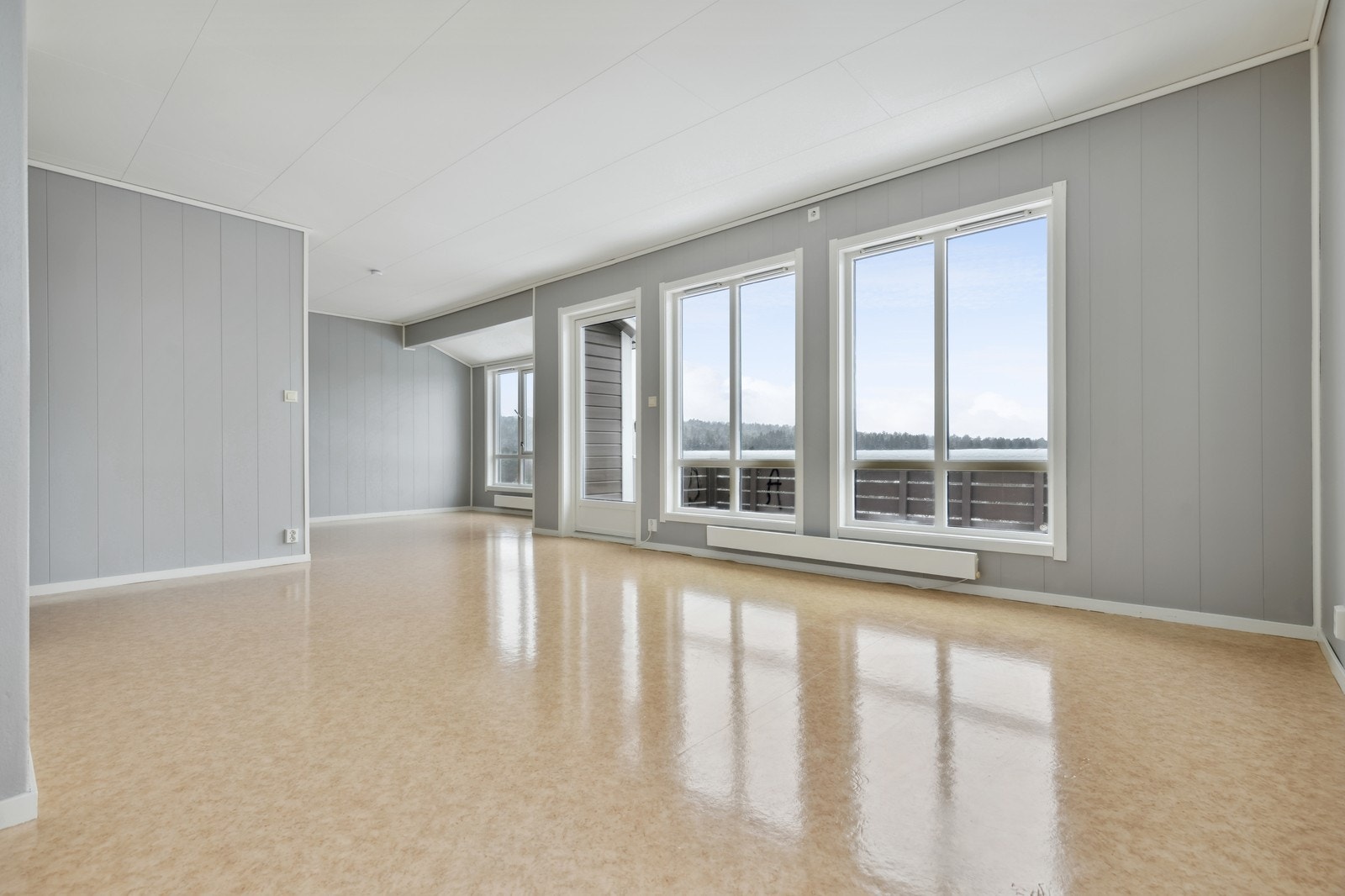 Stue med plass til sittegruppe, spisebord med utgang til balkonen Galleribilde