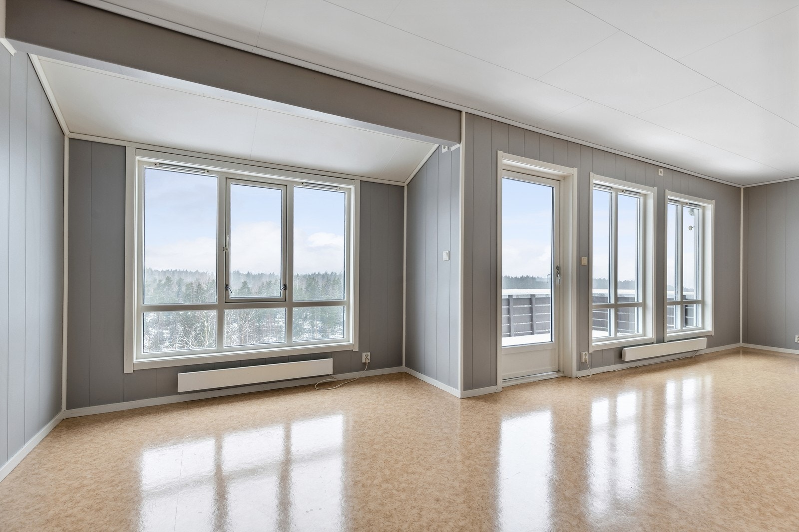 Store vindusflater gir bolig godt med lysinnslipp Galleribilde