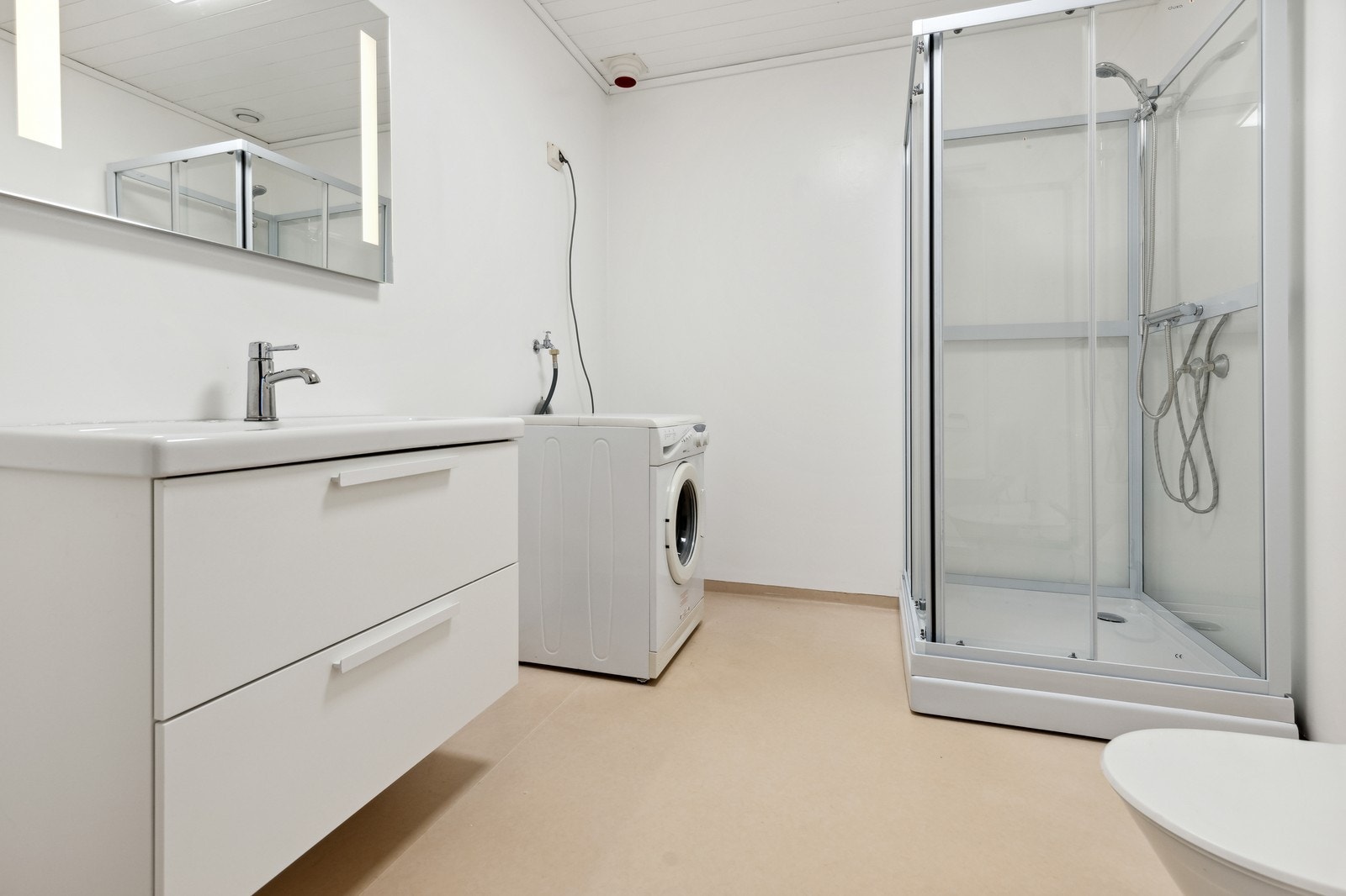 Bad med vaskemaskin Galleribilde