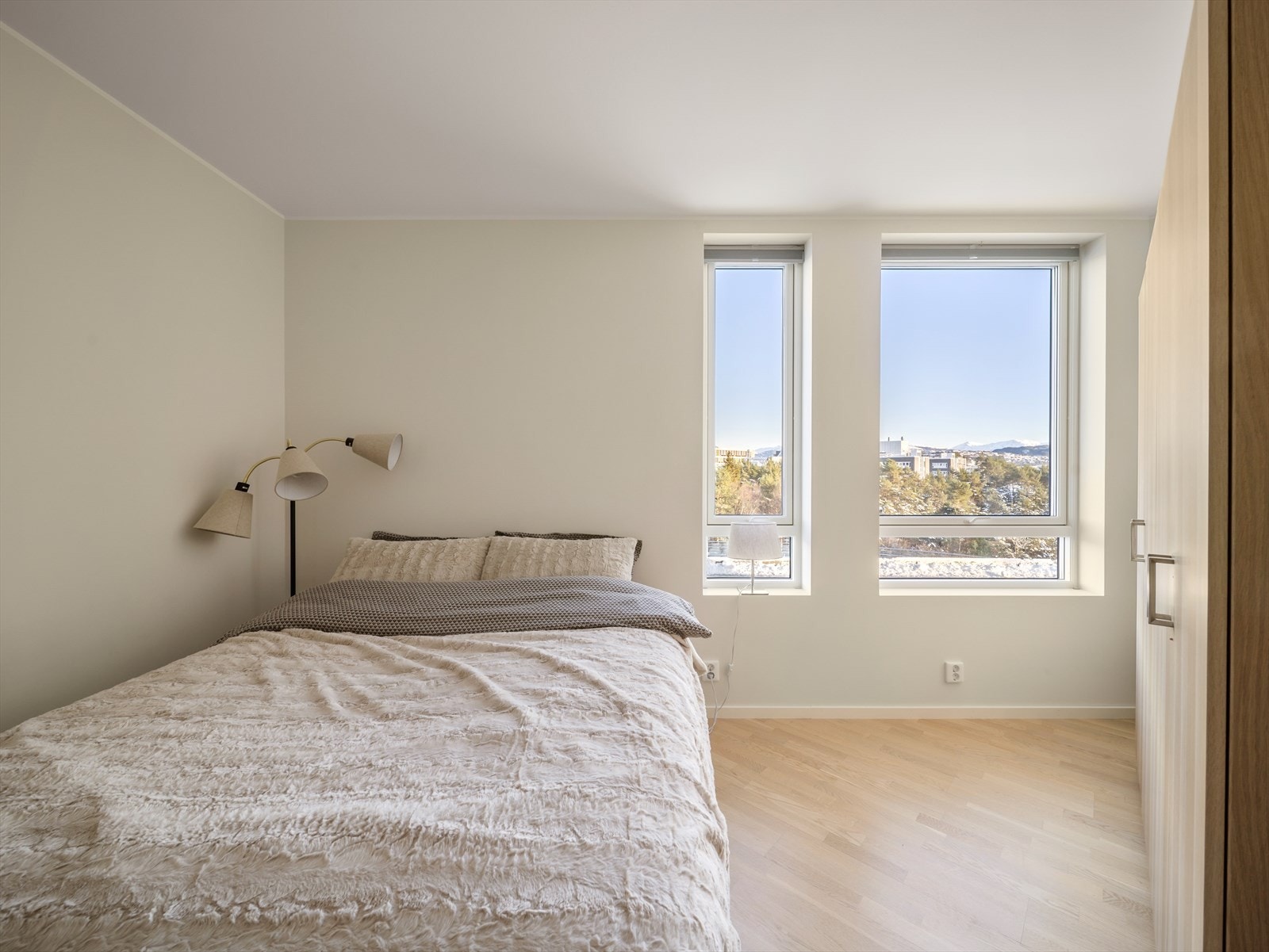 God plass til dobbeltseng og stor garderobeløsning. Galleribilde