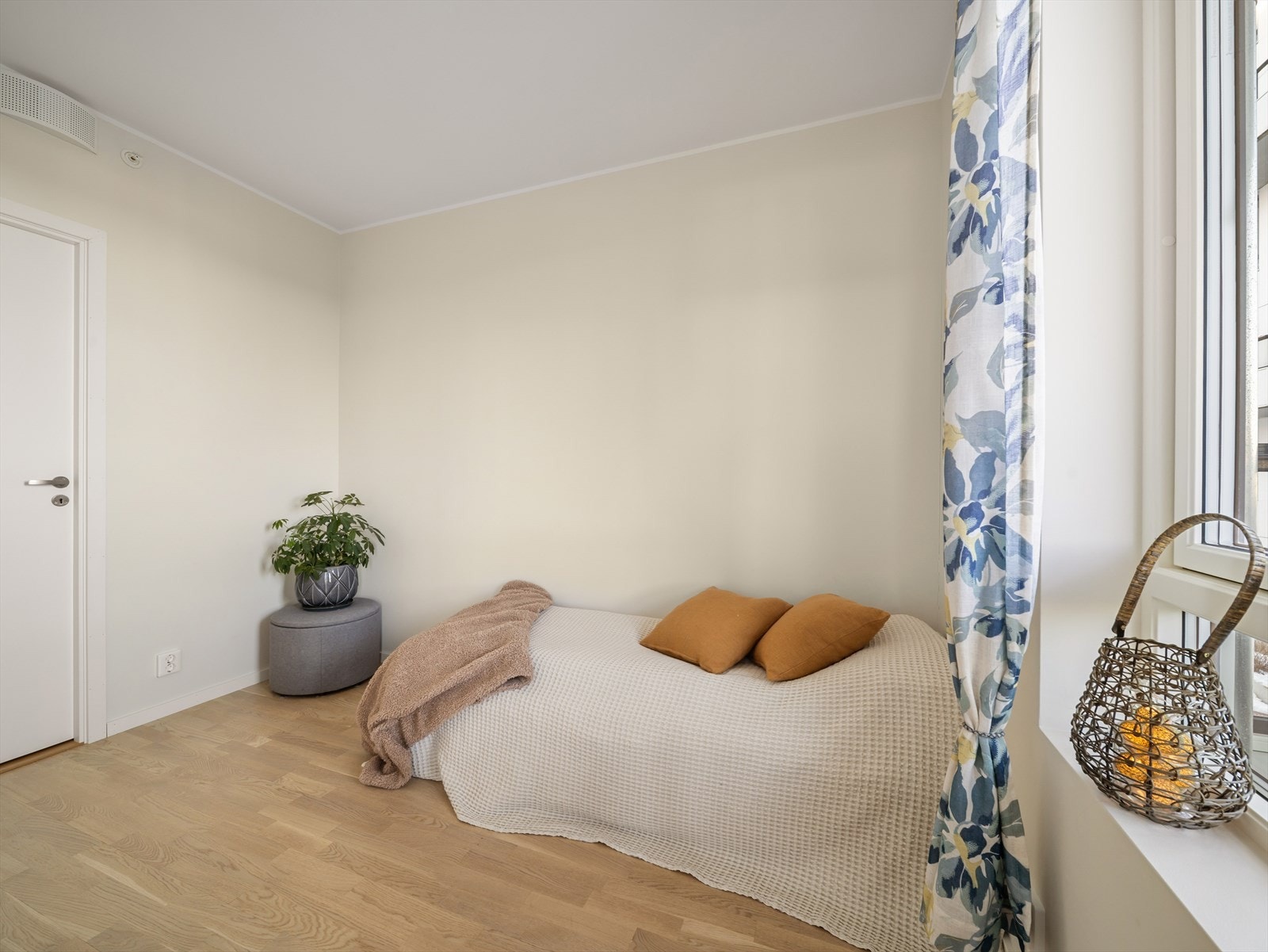 Dette rommet måler 7,1 m². Her er også inngang til bod/teknisk rom på 3,5 m². Galleribilde