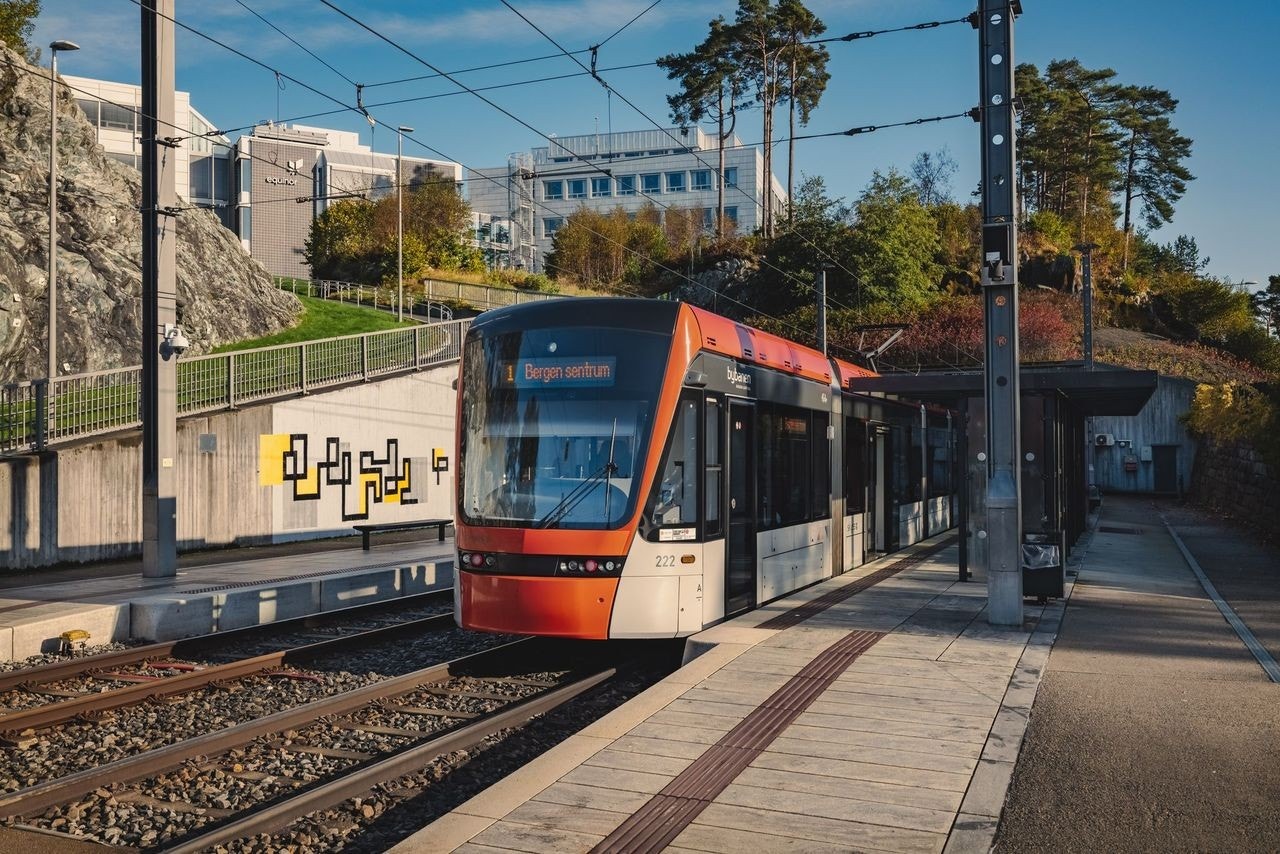 Kort gangavstand til bybanestoppet i Sandslivegen. Her er også hyppige bussavganger. Galleribilde