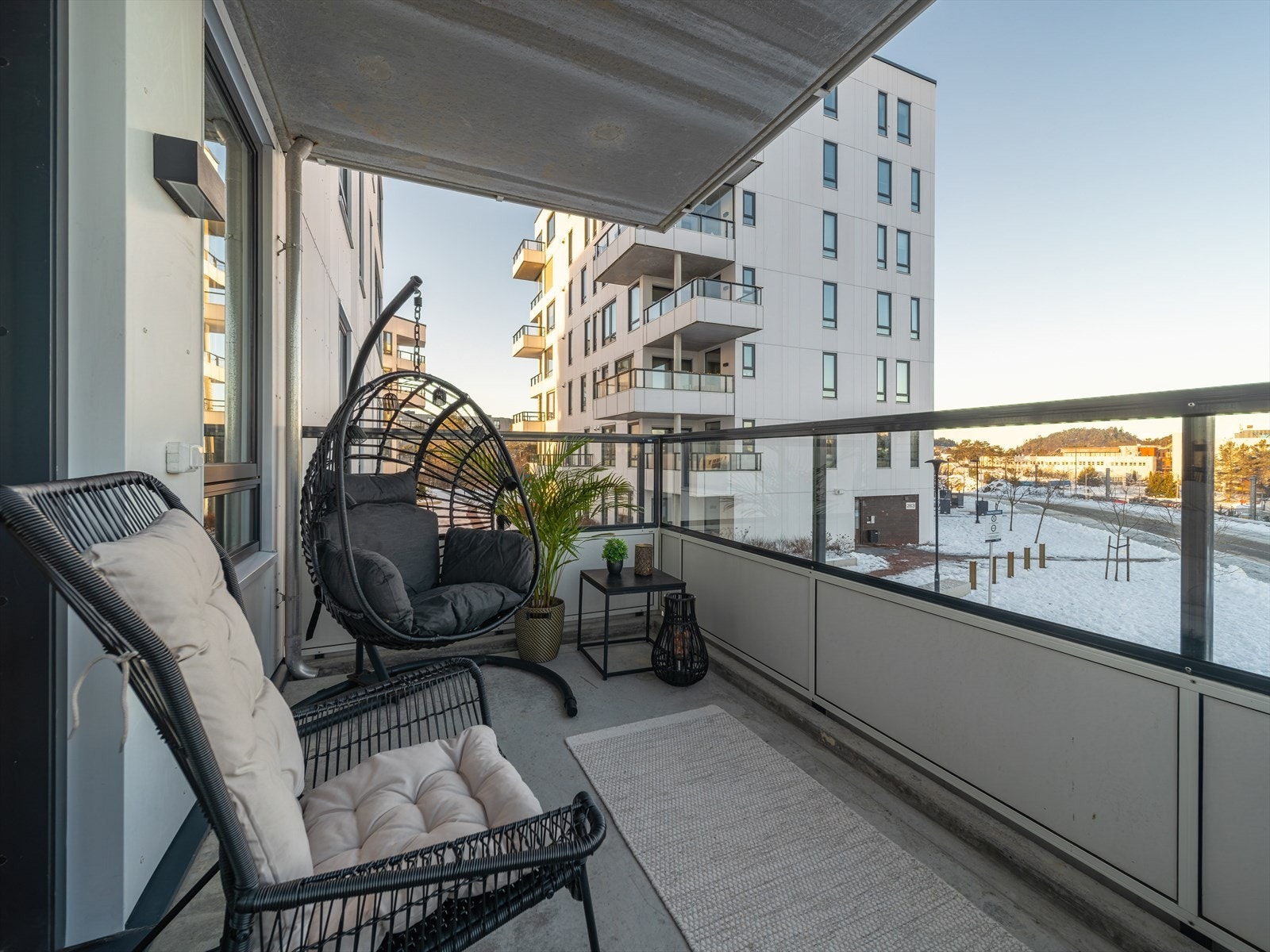 Altanen måler ca. 8,2 kvm. Det er lys og strømuttak på altanen. Galleribilde