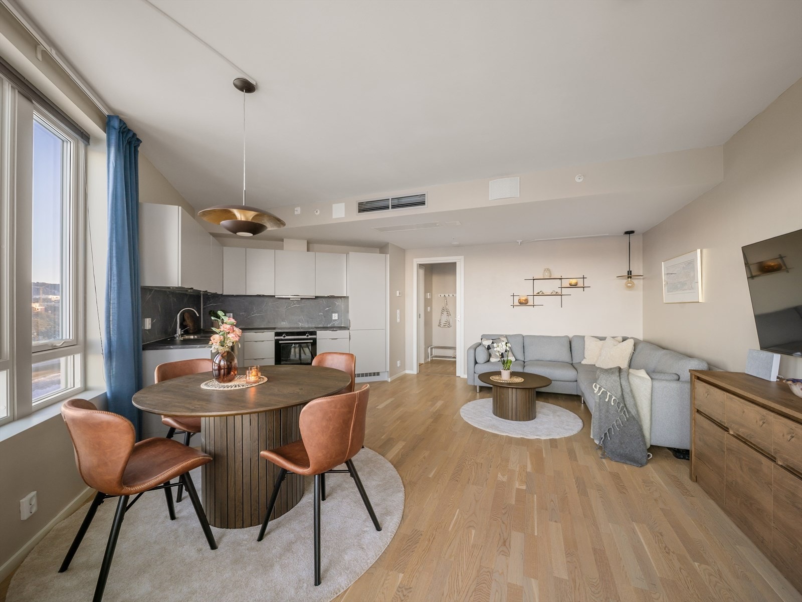 Fin planløsning med plass til både sofagruppe og spiseavdeling. Galleribilde