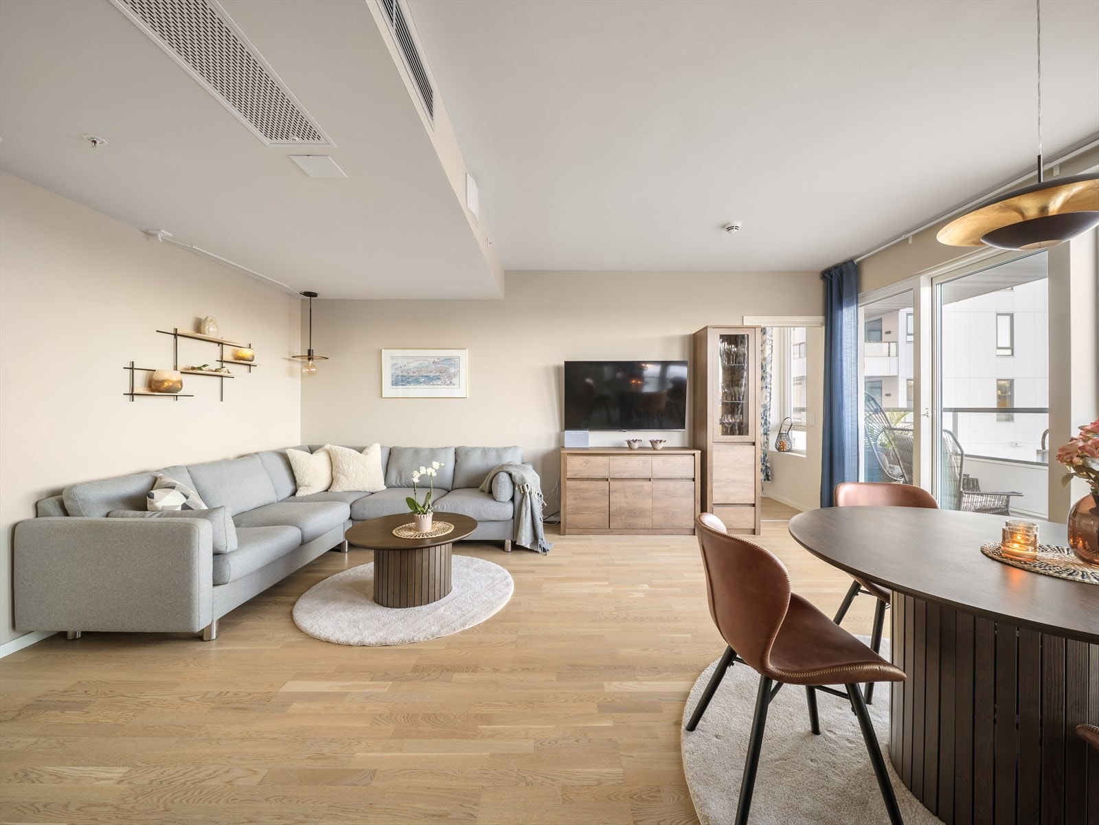 Vannbåren varme med varmekonvektor i stue. Galleribilde