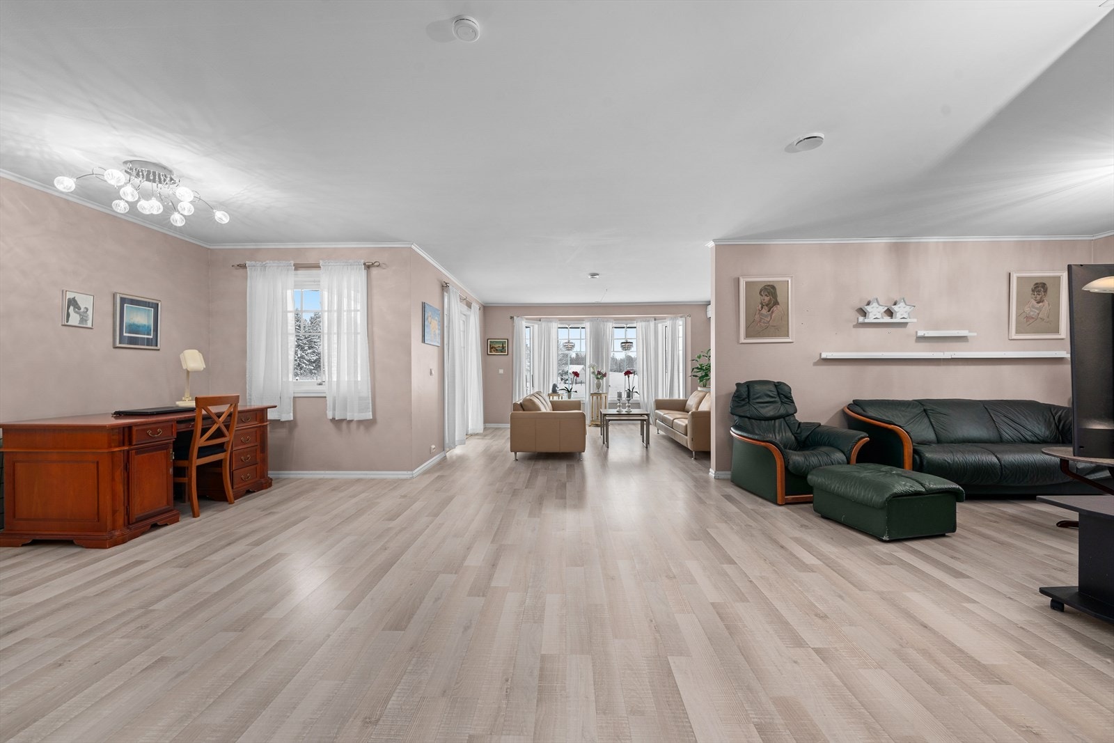 Romslig stue med plass for flere møbelsoner. Galleribilde