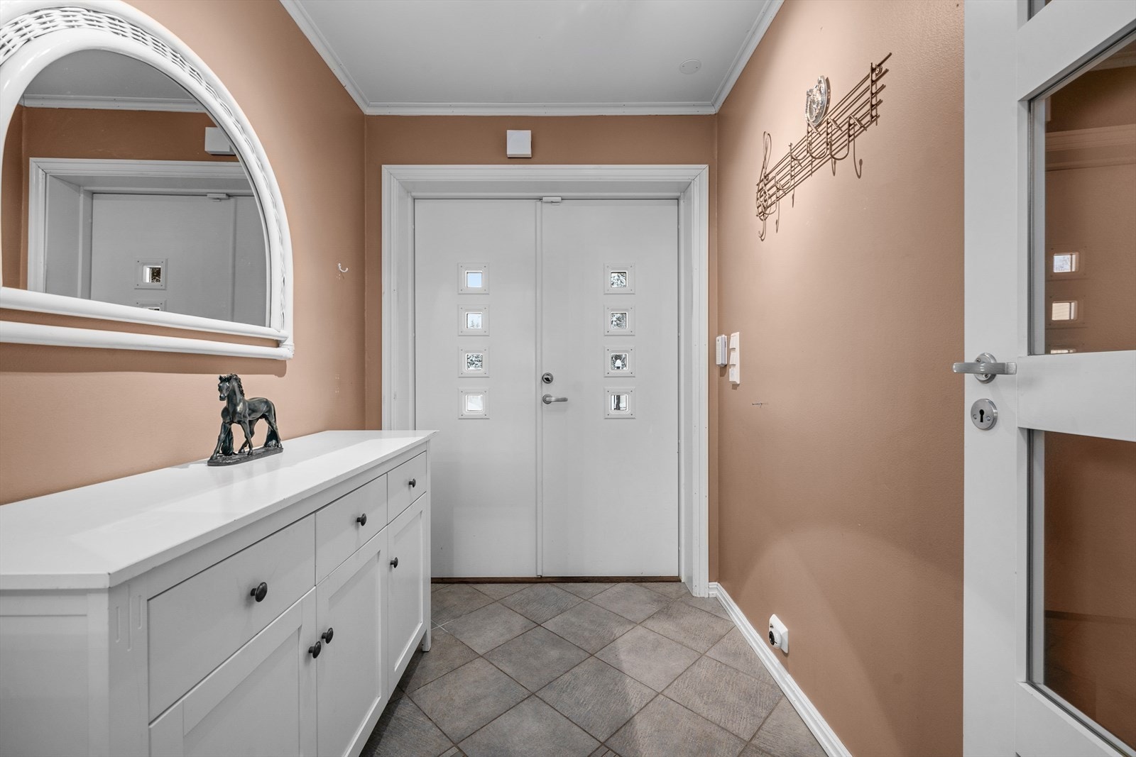 Velkommen inn! Lys og romslig hall med god plass til både yttertøy og sko. Galleribilde