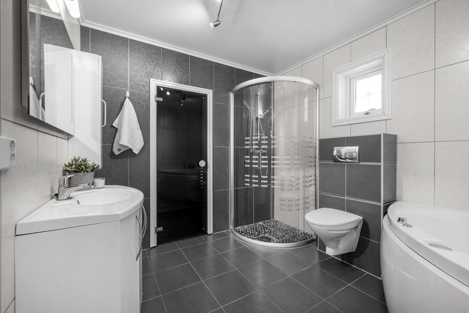 Hovedbad med dusjløsning, hjørnebad og badstue. Galleribilde