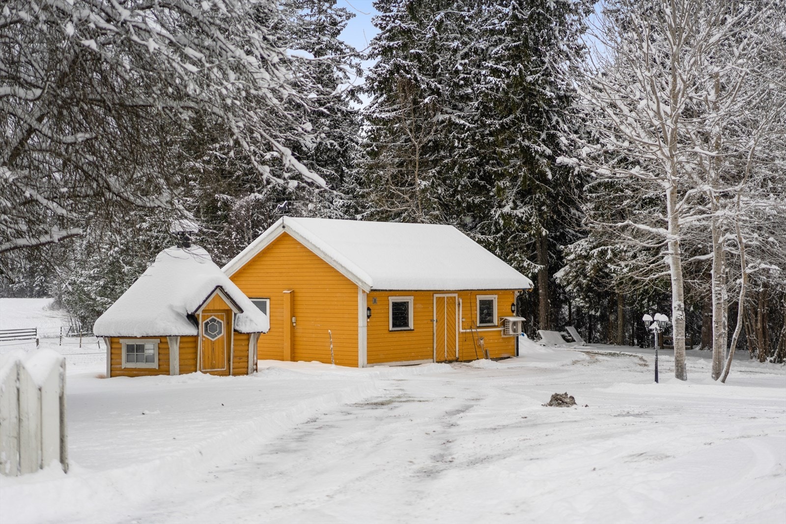 Grillhytte på eiendommen samt stall med fire båser. Galleribilde