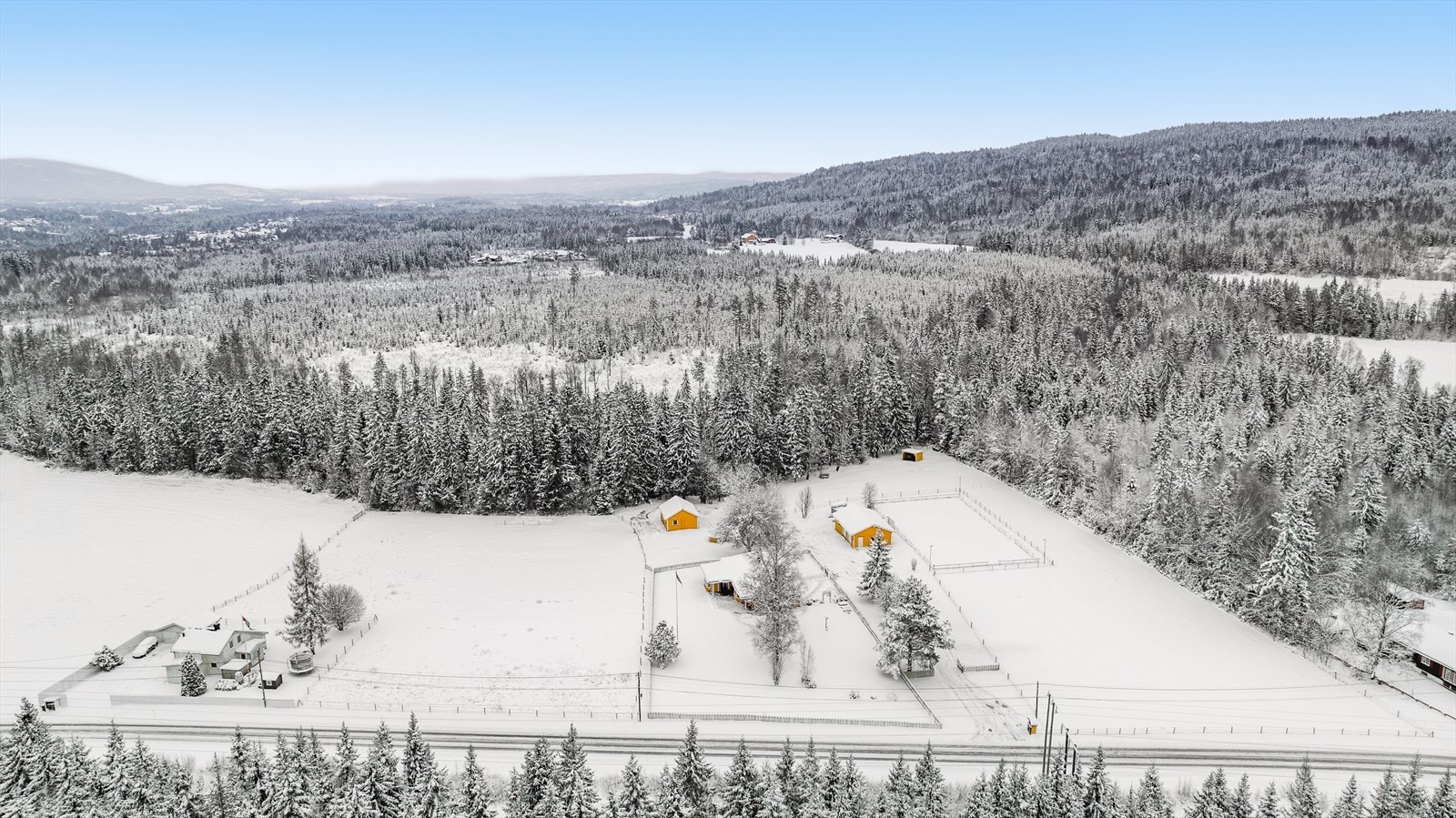 Eiendommen er på ca 17 mål med tun i midten og beite på hver side. Galleribilde