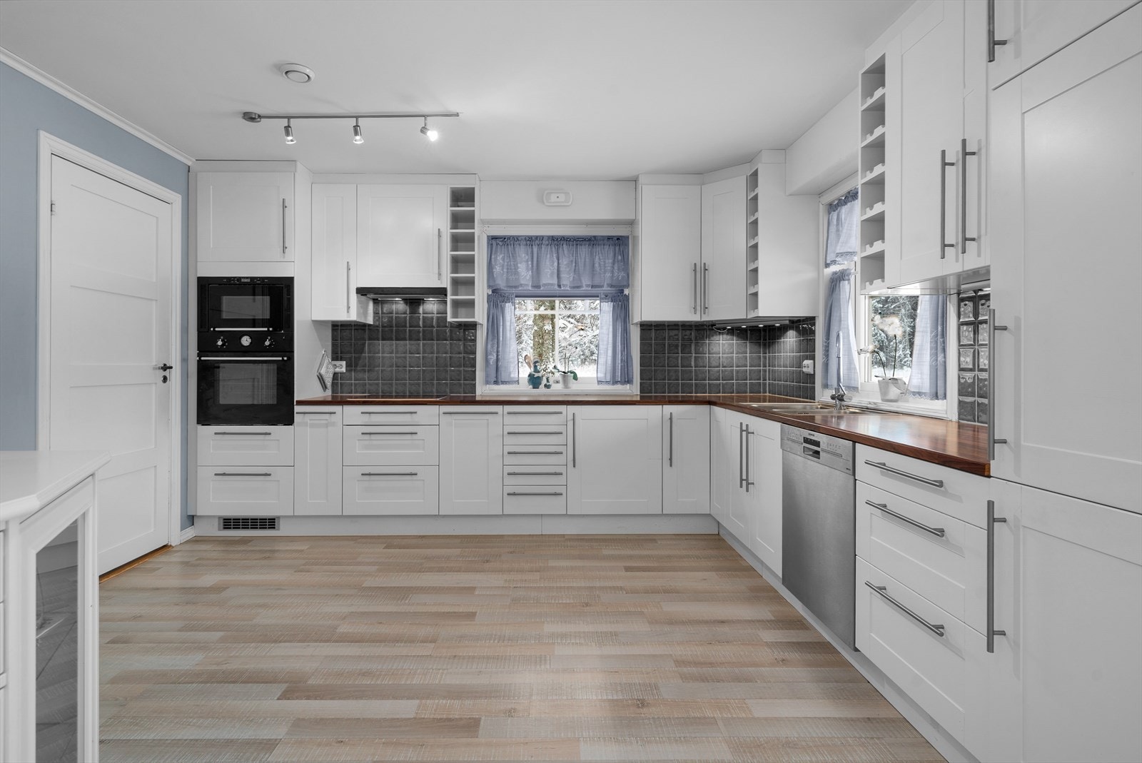 Kjøkkenet er utstyrt med integrerte hvitevarer. Galleribilde