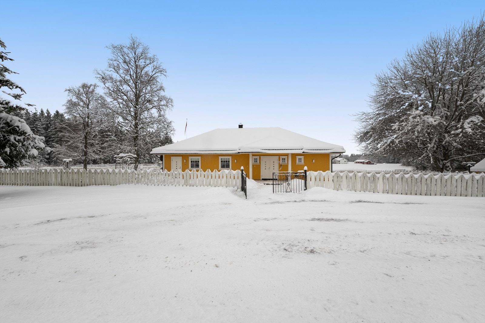 Det er rikelig med biloppstillingsplass i tillegg til stor garasje med lagringsrom. Galleribilde