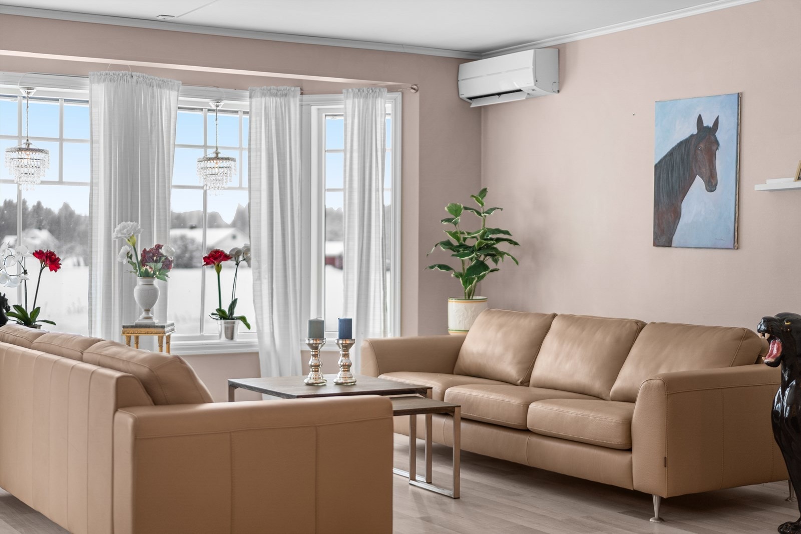 Stuen har både peisovn og varmepumpe. Galleribilde