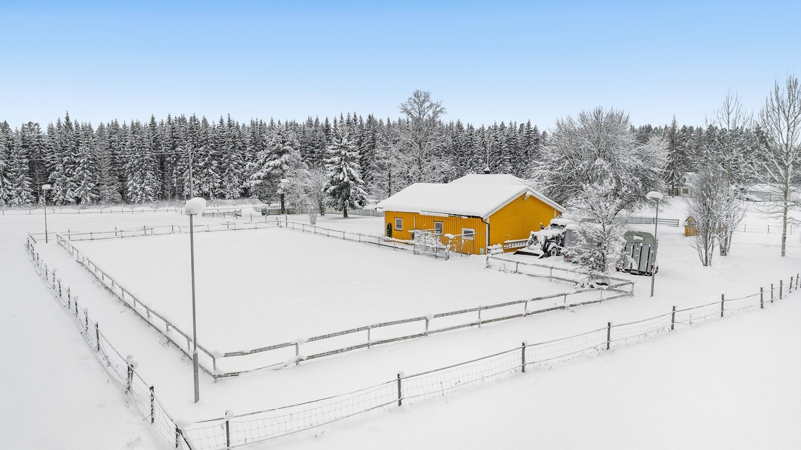 Opplyst ridebane er etablert på eiendommen. Galleribilde