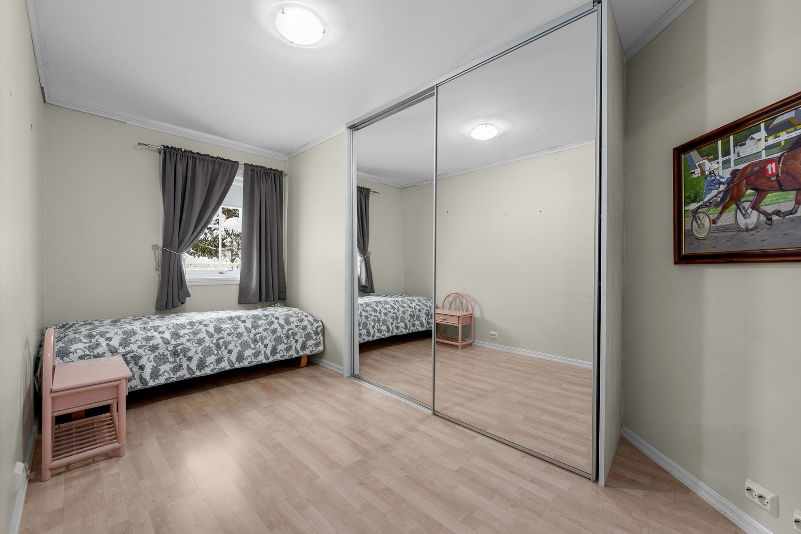 Alle soverommene har praktiske skyvedørsgarderober. Galleribilde