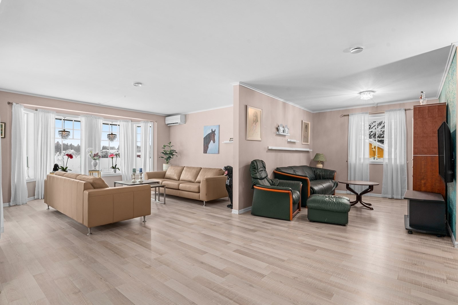 Plass til både spisestue og sofamøblement. Galleribilde