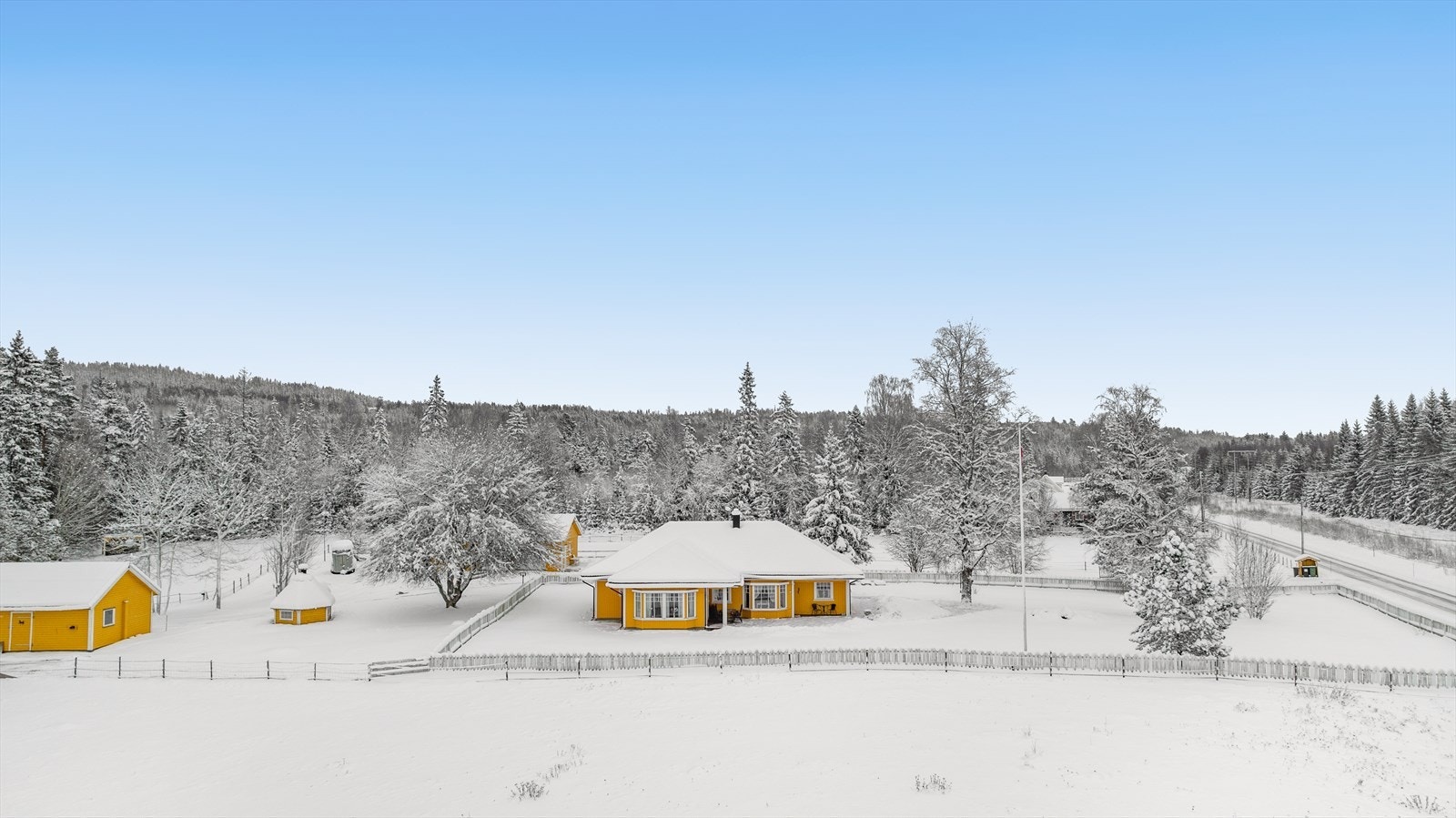 Eiendommen består av bolighus med alt på ei flate fra 2008, stall med plass med 4 båser, stor garasje, grillhytte, beite og opplyst ridebane. Galleribilde