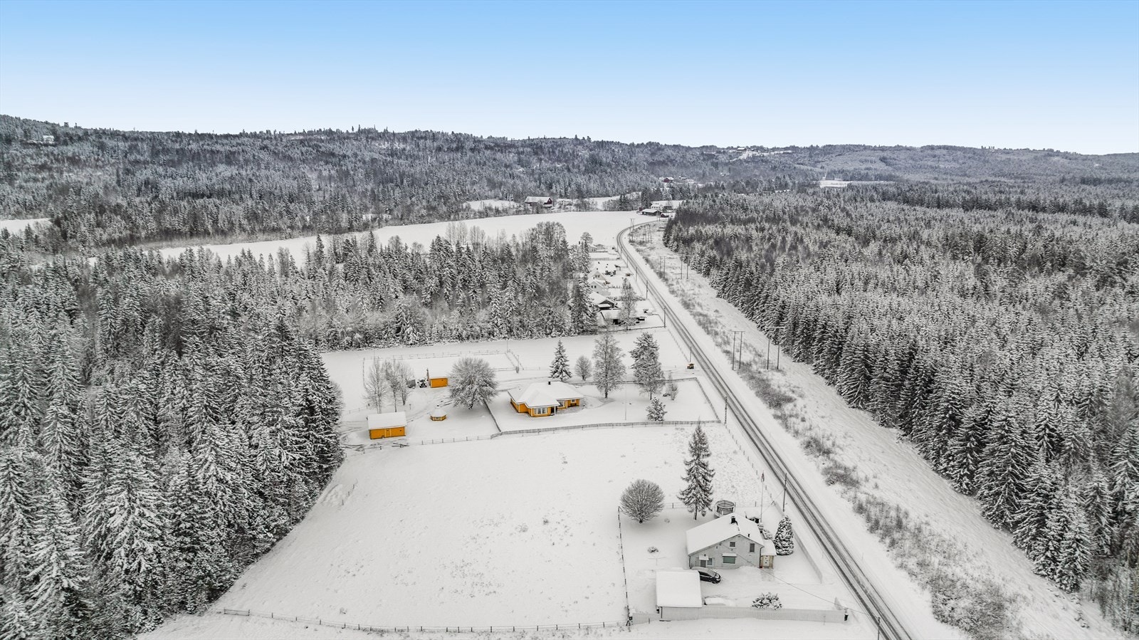 Det er enkel adkomst til E6, som gir gode pendlermuligheter både sør- og nordover. Togstasjon på Dal. Galleribilde