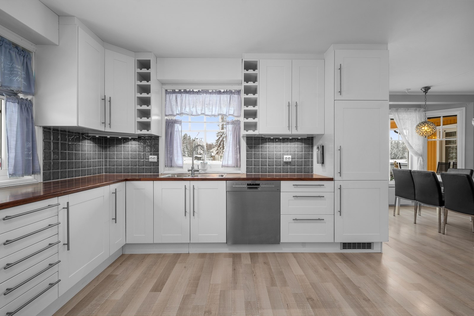 Rikelig med skap- og benkeplass. Galleribilde